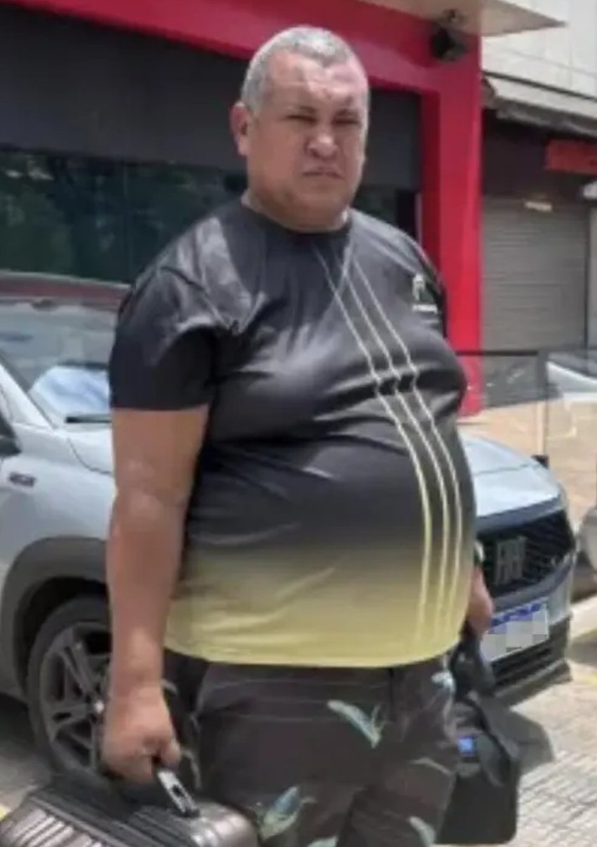 InternetH0F's tweet photo. 49-year-old Brazilian man sold all his belongings and travelled 1,200+ miles to meet his dream girl — only to discover she was AI-generated

 "It only brings sadness, discouragement, depression. Many people wanted to find a relationship, so I came" https://t.co/iAFYWxUQ5f