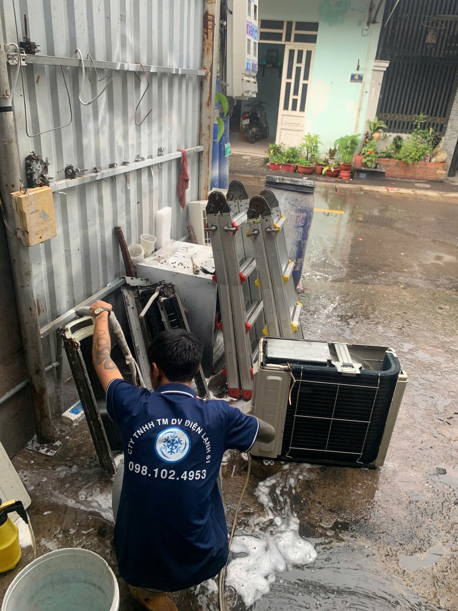 Dienlanh61's tweet photo. Máy lạnh thổi gió yếu chưa chắc đã thiếu gas!
Lưới lọc bám bụi hoặc dàn lạnh bẩn cũng có thể làm luồng gió giảm. Hãy kiểm tra tình trạng vệ sinh trước khi kết luận nguyên nhân.
Điện Lạnh 61 phục vụ vệ sinh máy lạnh tại Bình Hòa.
☎️ 098.102.4953 https://t.co/UsxyQ30dIQ