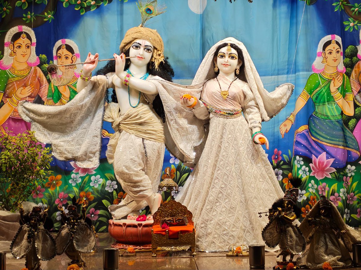 Achintyarupani's tweet photo. Today's divine mangla aarti darshan of Sri Sri Radha Raman Bihari ji (ISKCON temple) Lucknow 🌸
#achintyarupanidasi #iskcon #spiritualeducator
#iskconlucknow https://t.co/wwqtONiGoA
