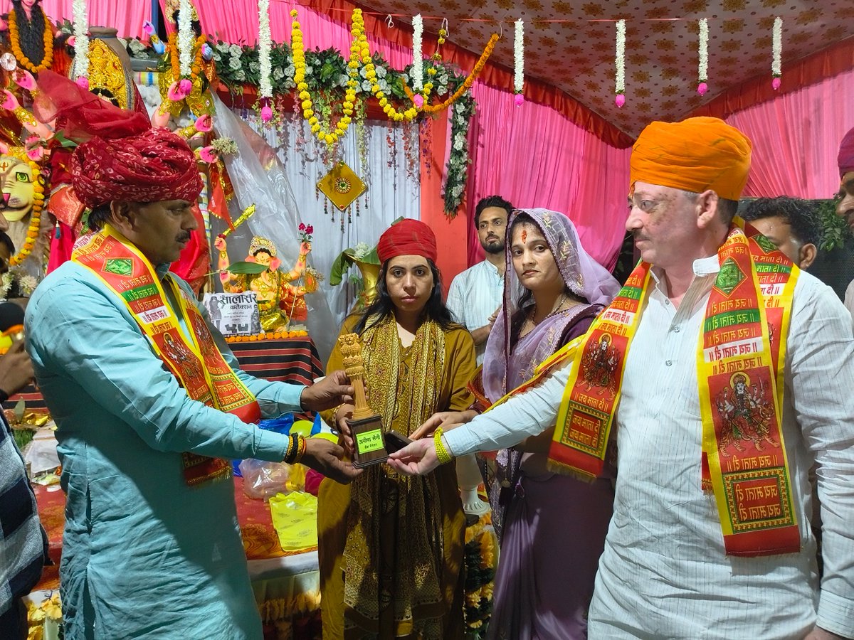 VikramJakhalMLA's tweet photo. 📍 नवलगढ़  

गत दिवस विधानसभा क्षेत्र के विभिन्न स्थानों पर नवरात्रि के पावन अवसर पर आयोजित दुर्गा पूजा कार्यक्रमों में सम्मिलित होकर माँ दुर्गा के दर्शन किए तथा क्षेत्र की सुख-समृद्धि एवं खुशहाली की कामना की।

इस दौरान श्रद्धालुओं के साथ भक्ति एवं आस्था के इस पावन पर्व में सहभागी बनने का सौभाग्य प्राप्त हुआ। माँ दुर्गा की कृपा सभी पर बनी रहे तथा नवलगढ़ परिवार सदैव सुख, शांति और समृद्धि से परिपूर्ण रहे यही मंगलकामना करता हूँ। 

जय माता दी!

#मेरा_नवलगढ़_मेरा_परिवार