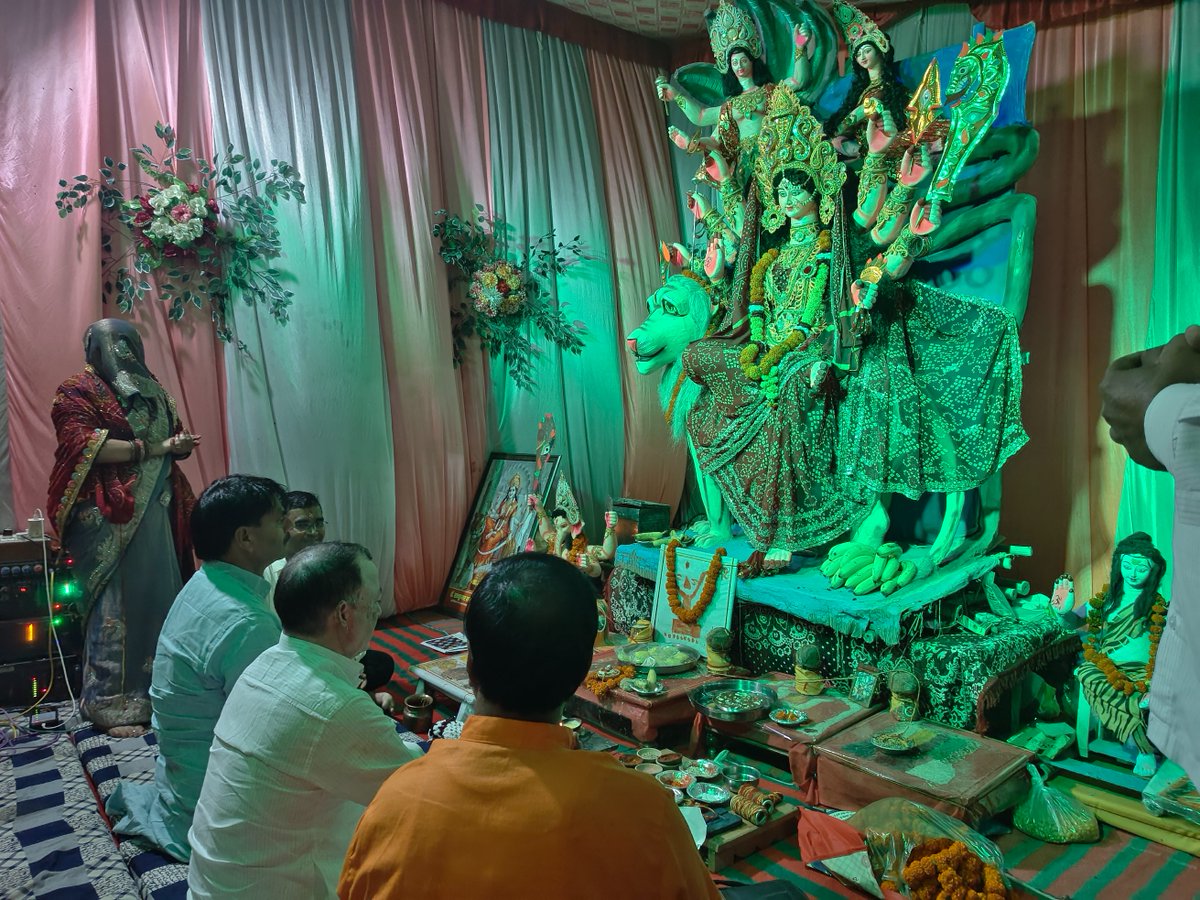 VikramJakhalMLA's tweet photo. 📍 नवलगढ़  

गत दिवस विधानसभा क्षेत्र के विभिन्न स्थानों पर नवरात्रि के पावन अवसर पर आयोजित दुर्गा पूजा कार्यक्रमों में सम्मिलित होकर माँ दुर्गा के दर्शन किए तथा क्षेत्र की सुख-समृद्धि एवं खुशहाली की कामना की।

इस दौरान श्रद्धालुओं के साथ भक्ति एवं आस्था के इस पावन पर्व में सहभागी बनने का सौभाग्य प्राप्त हुआ। माँ दुर्गा की कृपा सभी पर बनी रहे तथा नवलगढ़ परिवार सदैव सुख, शांति और समृद्धि से परिपूर्ण रहे यही मंगलकामना करता हूँ। 

जय माता दी!

#मेरा_नवलगढ़_मेरा_परिवार