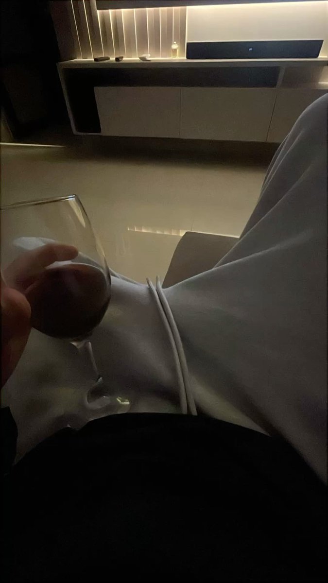 fcesinthedark's tweet photo. wine drunk WHO’s ovulating 👀👀 https://t.co/9O74OKyIvl