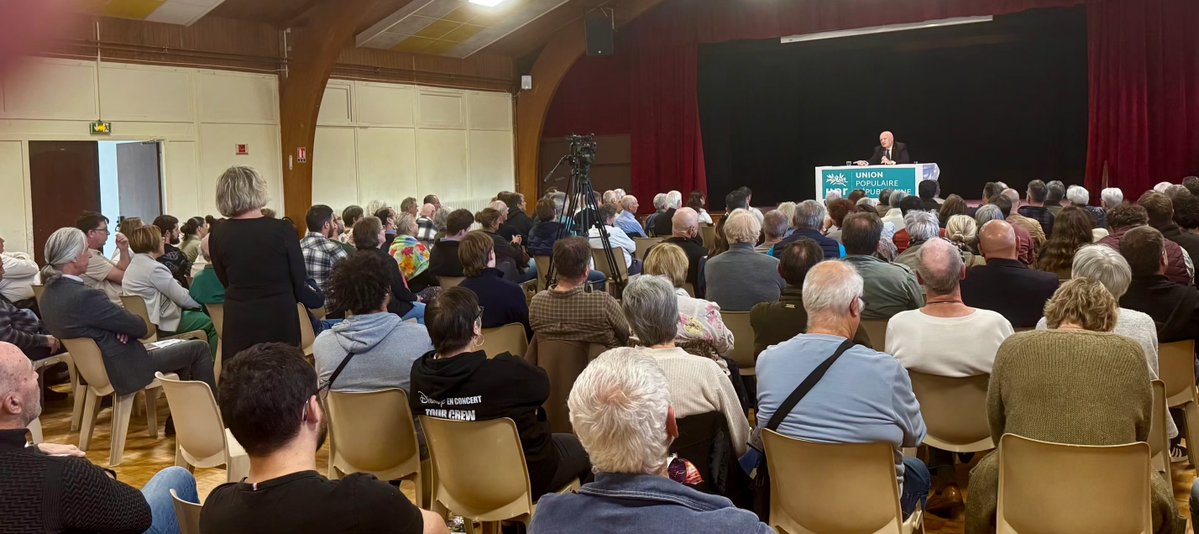 f_asselineau's tweet photo. 🇫🇷 𝟮𝟯𝟬 𝗣𝗘𝗥𝗦𝗢𝗡𝗡𝗘𝗦 𝗔 𝗠𝗔 𝗥𝗘𝗨𝗡𝗜𝗢𝗡 𝗣𝗨𝗕𝗟𝗜𝗤𝗨𝗘 𝗗𝗘 𝗩𝗜𝗟𝗟𝗘𝗙𝗔𝗚𝗡𝗔𝗡👨‍👨‍👧‍👦👩‍👩‍👦‍👦👨‍👨‍👧‍👧 (𝗖𝗵𝗮𝗿𝗲𝗻𝘁𝗲)
C'était un peu une gageure de remplir la salle municipale de Villefagnan. Car cette petite bourgade de 1000 habitants est certes tout-à-fait charmante, mais elle est éloignée de tout centre urbain important (42 km au nord d'Angoulême, 54 km à l'est de Cognac, 65 km à l'est de Niort, 75 km à l'est de Saintes, 110 km à l'ouest de Limoges, 75 km au sud de Poitiers).

Gageure d'autant plus difficile à réussir
- que la presse régionale, quoi que prévenue, avait bien sûr décidé de faire silence sur cet événement,
- et que le prix des carburants scandaleusement élevés rend les déplacements de plus en plus chers pour le budget de tout un chacun.

Pourtant le pari a été pleinement réussi.
Et au-delà même de nos espérances, avec la présence de 230 personnes, venues de tous les environs, plus ou moins proches, dont beaucoup n'étaient pas adhérents. 

Je tiens tout particulièrement à remercier le très sympathique Maire de Villefagnan, M.Pascal Bœuf, cadre bancaire retraité. Non seulement il a décidé de me parrainer pour la présidentielle de 2027, mais il a aussi assisté à toute notre réunion publique,   dans cette salle inhabituellement remplie qu'il avait mise gracieusement à notre disposition.

👍 Entamée à 15h00, la réunion publique s'est achevée, après une séance de questions-réponses, par un buffet dinatoire vers 19h00. La séance de dédicaces s'est poursuivie dans une ambiance bon enfant jusqu'à 20h30.

✅️ 19 adhésions, cotisations et dons ont été recueillis auprès d'un public largement nouveau, très attentif, et tout à fait captivé par ma présentation de la situation de la France et de la solution très étudiée, courageuse et cohérente que nous apportons pour sauver notre pays du désastre.

----