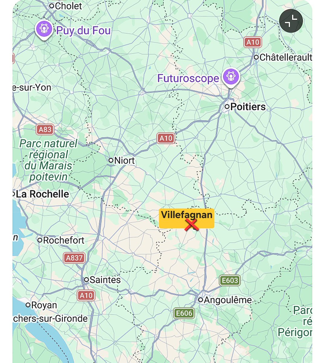 f_asselineau's tweet photo. 🇫🇷 𝟮𝟯𝟬 𝗣𝗘𝗥𝗦𝗢𝗡𝗡𝗘𝗦 𝗔 𝗠𝗔 𝗥𝗘𝗨𝗡𝗜𝗢𝗡 𝗣𝗨𝗕𝗟𝗜𝗤𝗨𝗘 𝗗𝗘 𝗩𝗜𝗟𝗟𝗘𝗙𝗔𝗚𝗡𝗔𝗡👨‍👨‍👧‍👦👩‍👩‍👦‍👦👨‍👨‍👧‍👧 (𝗖𝗵𝗮𝗿𝗲𝗻𝘁𝗲)
C'était un peu une gageure de remplir la salle municipale de Villefagnan. Car cette petite bourgade de 1000 habitants est certes tout-à-fait charmante, mais elle est éloignée de tout centre urbain important (42 km au nord d'Angoulême, 54 km à l'est de Cognac, 65 km à l'est de Niort, 75 km à l'est de Saintes, 110 km à l'ouest de Limoges, 75 km au sud de Poitiers).

Gageure d'autant plus difficile à réussir
- que la presse régionale, quoi que prévenue, avait bien sûr décidé de faire silence sur cet événement,
- et que le prix des carburants scandaleusement élevés rend les déplacements de plus en plus chers pour le budget de tout un chacun.

Pourtant le pari a été pleinement réussi.
Et au-delà même de nos espérances, avec la présence de 230 personnes, venues de tous les environs, plus ou moins proches, dont beaucoup n'étaient pas adhérents. 

Je tiens tout particulièrement à remercier le très sympathique Maire de Villefagnan, M.Pascal Bœuf, cadre bancaire retraité. Non seulement il a décidé de me parrainer pour la présidentielle de 2027, mais il a aussi assisté à toute notre réunion publique,   dans cette salle inhabituellement remplie qu'il avait mise gracieusement à notre disposition.

👍 Entamée à 15h00, la réunion publique s'est achevée, après une séance de questions-réponses, par un buffet dinatoire vers 19h00. La séance de dédicaces s'est poursuivie dans une ambiance bon enfant jusqu'à 20h30.

✅️ 19 adhésions, cotisations et dons ont été recueillis auprès d'un public largement nouveau, très attentif, et tout à fait captivé par ma présentation de la situation de la France et de la solution très étudiée, courageuse et cohérente que nous apportons pour sauver notre pays du désastre.

----
