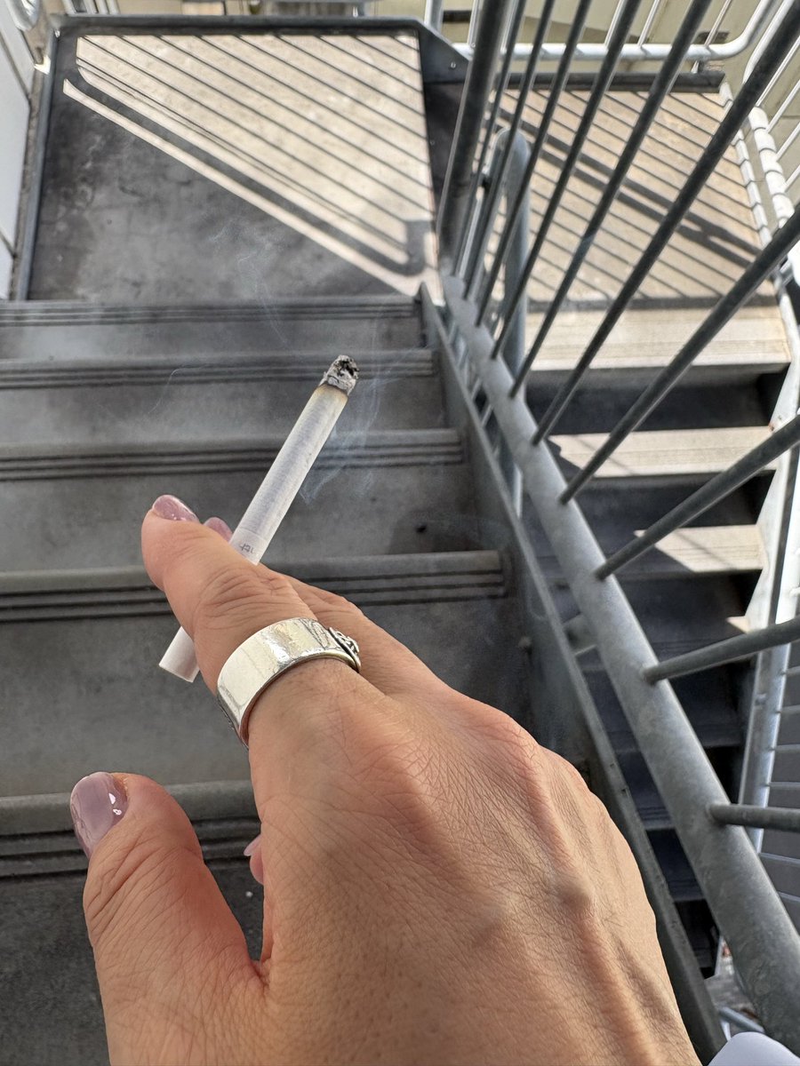 noa_optimist's tweet photo. 何年振りだろうか…紙タバコ🚬

(手が完全ババァw) https://t.co/U2zayTXiEl