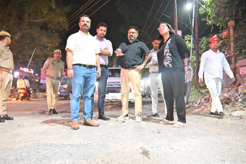 DMKanpur's tweet photo. नगर आयुक्त एवं मुख्य विकास अधिकारी के साथ संयुक्त रूप से देर रात शहर के प्रमुख मार्गों—सीएम ग्रिड, परेड मार्ग, टेफ्को, स्वरूप नगर, कंपनी बाग चौराहा एवं चुन्नीगंज में सड़क निर्माण, मरम्मत कार्यों व सफाई व्यवस्था का जायजा लिया गया।
​निरीक्षण के दौरान जारी प्रमुख निर्देश:
​🚗 सड़कें तुरंत मोटरेबल हों: सभी गड्ढों एवं क्षतिग्रस्त पैचों की युद्धस्तर पर मरम्मत कर मार्गों को सुगम व सुरक्षित बनाया जाए।
​🔬 गुणवत्ता व समयबद्धता: निर्माण कार्यों में गुणवत्ता मानकों का कड़ाई से अनुपालन हो; निर्धारित समय-सीमा में कार्य पूर्ण किए जाएं।
​🚫 अतिक्रमण पर सख्त रुख: फुटपाथों और प्रमुख चौराहों से अस्थायी अतिक्रमण हटाकर सुगम यातायात व्यवस्था सुनिश्चित की जाए।
​🧹 रात्रिकालीन स्वच्छता: व्यावसायिक एवं भीड़भाड़ वाले क्षेत्रों में नियमित रात्रिकालीन सफाई एवं कचरा उठान सुचारु रखा जाए।
​नागरिकों को बेहतर बुनियादी ढांचा, गड्ढामुक्त सड़कें और स्वच्छ वातावरण देना प्रशासन की शीर्ष प्राथमिकता है। @CMOfficeUP @InfoDeptUP @MSTawarIAS @UPGovt @nagarnigamknp @CdoNagar