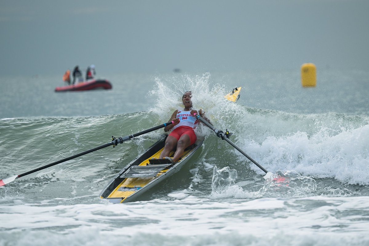 WorldRowing's tweet photo. Quite a show in Qingdao this morning 😱 🌊

👉 Follow the action on https://t.co/Nb0gyvoVny.

#WRBSFQingdao #WorldRowingBeachSprints https://t.co/tfsORnovao