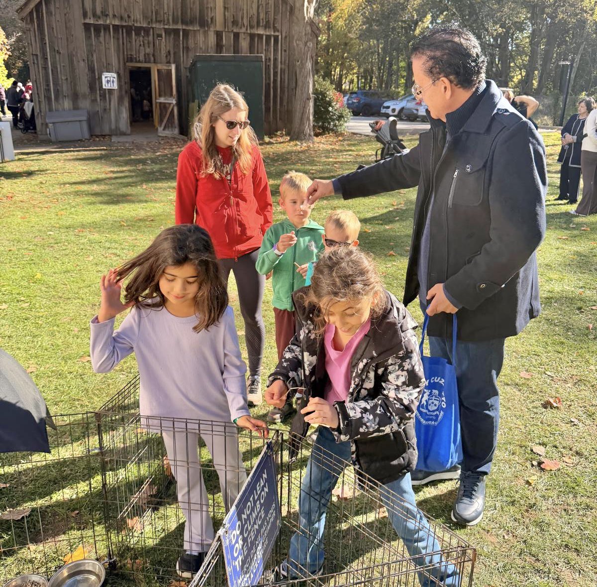RudyCuzzetto's tweet photo. Great to see so many families and friends enjoying the Halloween Harvest at the Bradley Museum in #Clarkson this weekend! From the petting zoo to s’mores and scarecrow decorating, there was fun for everyone. Thanks to @SaugaCulture and all the staff and volunteers! #MississaugaLakeshore 🎃🫏🐴🍂