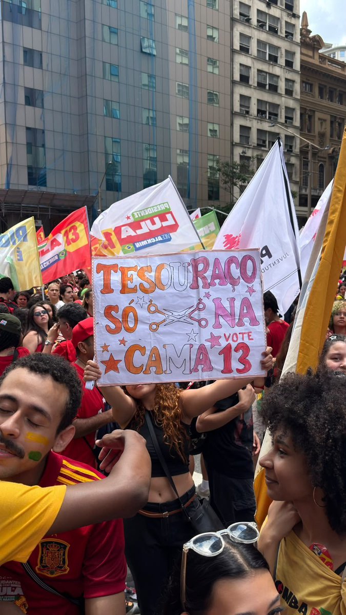 darkthisway's tweet photo. quando vc vai lutar contra o fascismo e encontra a alanis e a giovanna https://t.co/vtLxQ9J28k