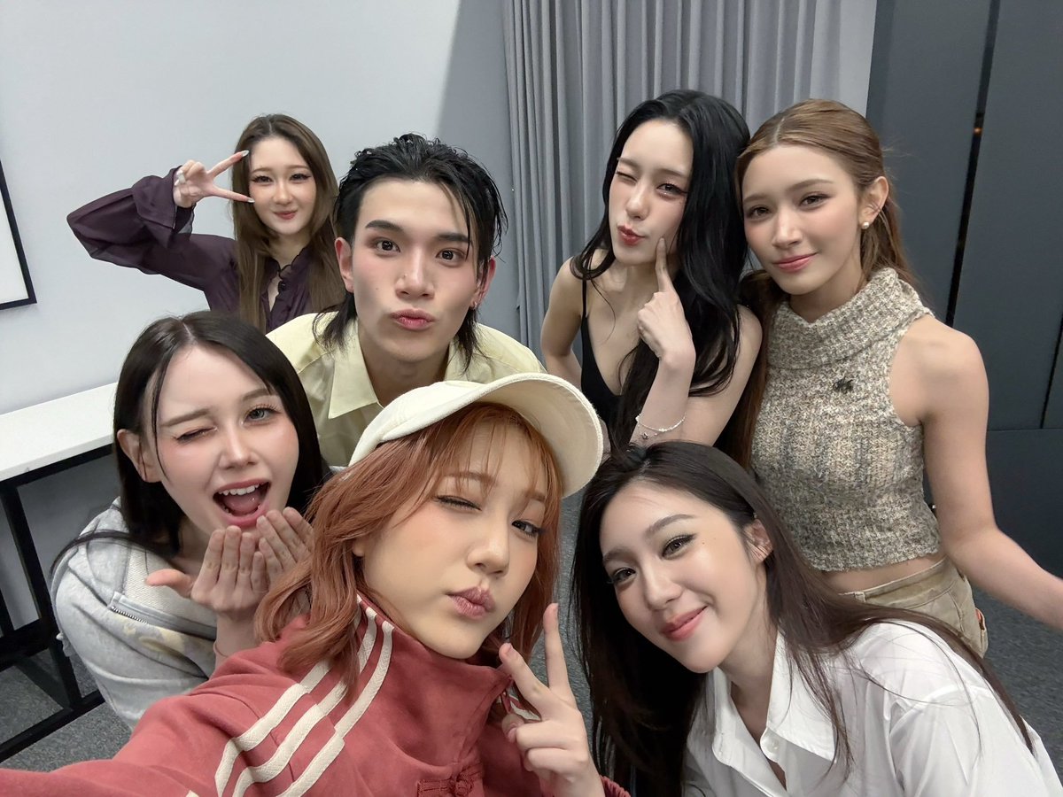 wt_orbit's tweet photo. ไม่มีใครรู้หรอกว่าชั้นยิ้มใหักับอะไร. https://t.co/aJjODRpmqP