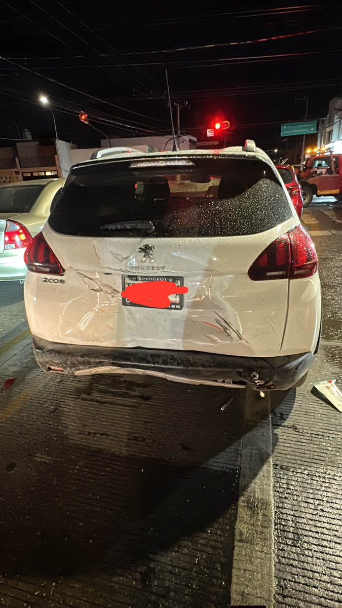 Hechizero_38's tweet photo. Increíble la cantidad de daños que provocó un infeliz a causa de su alcoholismo, hay una persona grave en este momento...🤬 https://t.co/M3y79Xg6Iv