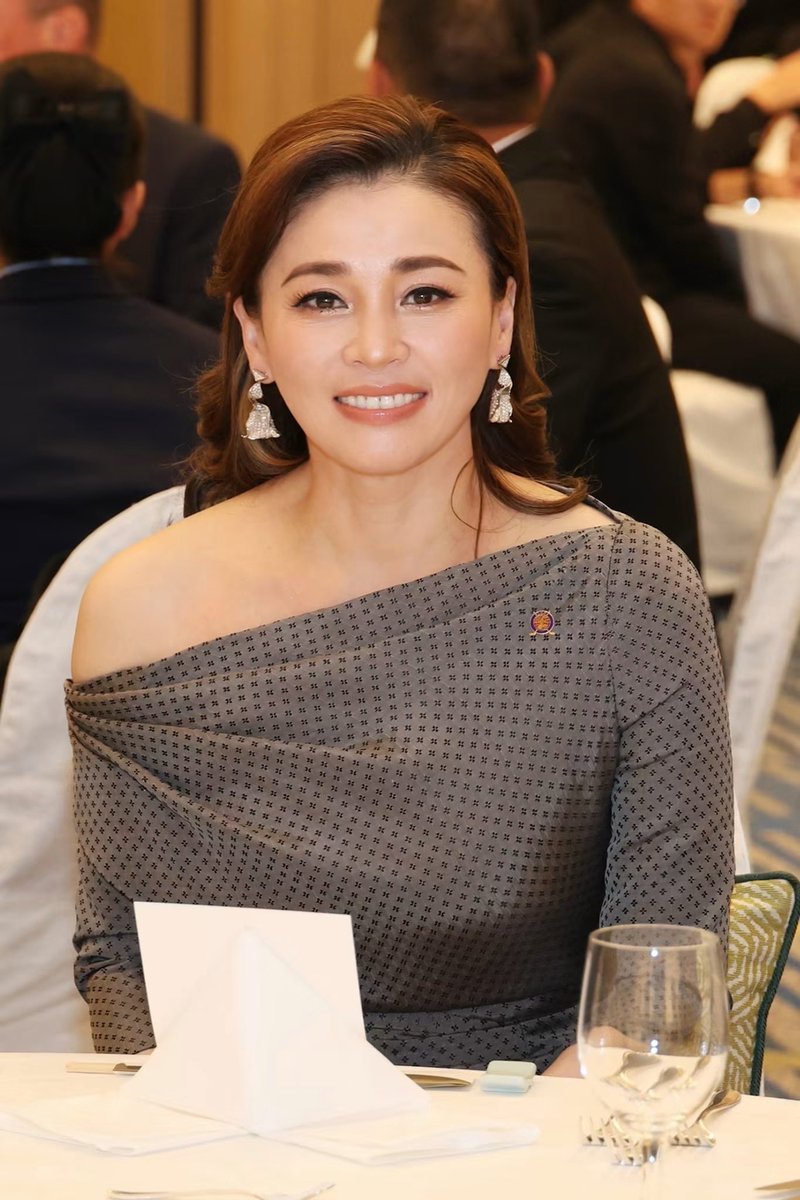 iamwt21's tweet photo. Queen of Thailand เวอร์ ประเทศไทยมีควีนสวยขนาดนี้เลยยย ออกงานที่บ้านขอลุคแบบนี้อีกได้มั้ยเพคะะะ 🥹🤲🏻💜✨ https://t.co/w54iRrLwXd