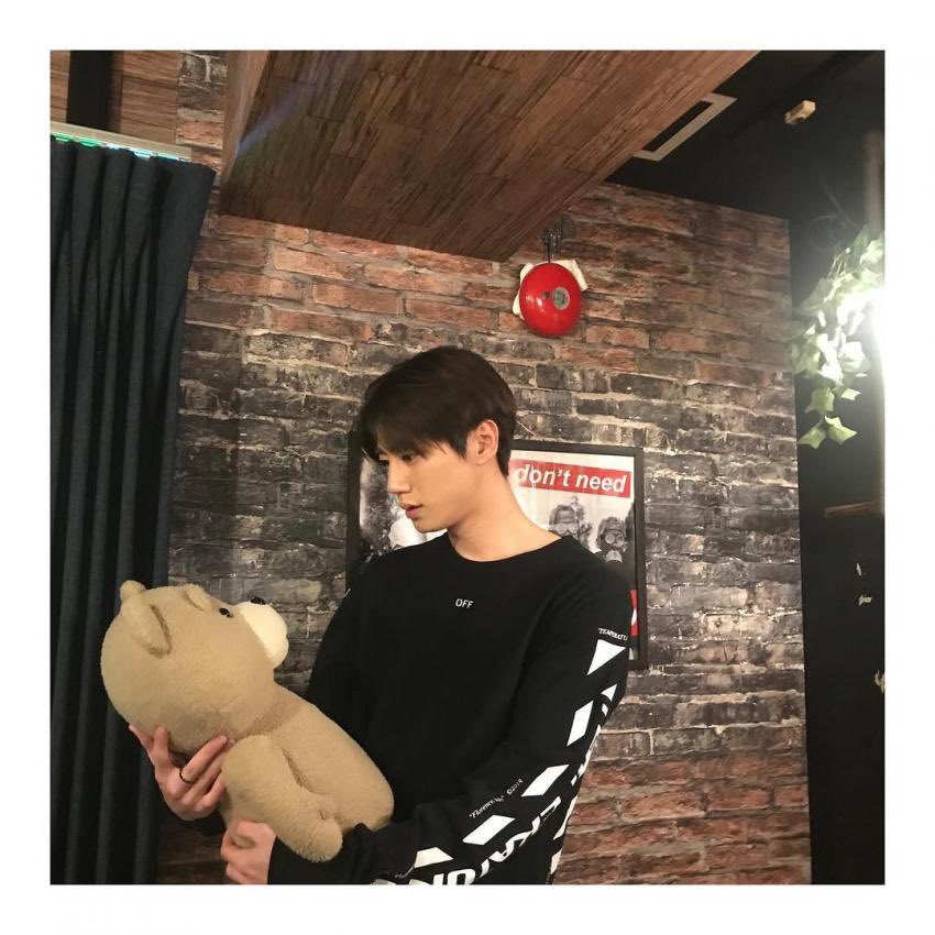 Lee2_60's tweet photo. 누가 인형을 저런 멜로눈빛으로 보냐고요..;;
진지하게 인형이 부럽습니다 https://t.co/YspZVugpQA