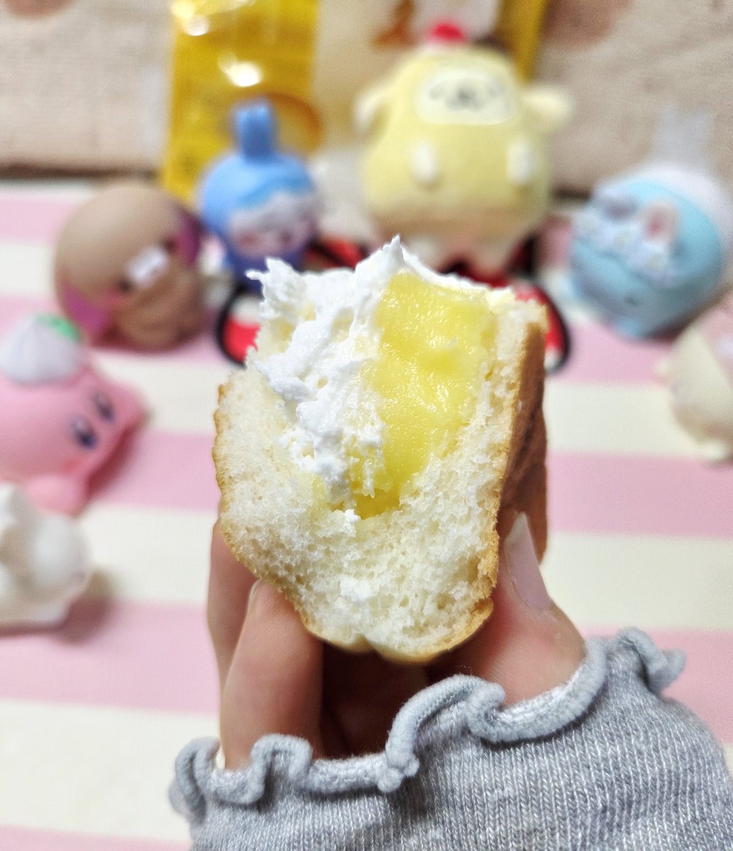 nemu_pyonpyon's tweet photo. おうちでのんびり過ごす、
休日の12時半です
外はくもっています、
雨降りそうです(´･_･`)

フジパンさん
生くりぃむぱん
ほいっぷ♡

ふんわりしっとり生地に、
ホイップとカスタード✨
ダブルクリーム(>ᴗ<)♥
おいしい～💕 https://t.co/PYw5FtsjeA