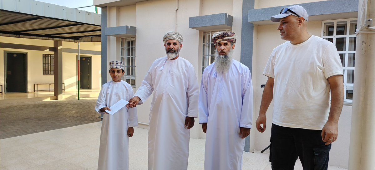 EduGovDkh4327's tweet photo. لتجويد الأنشطة المدرسية كرمت إدارة المدرسة برعاية مدير المدرسة مسعود الهنائي اليوم الأثنين 19-10-2026 الطالبان يزيد الهنائي والقاسم الهنائي لدورهما في تفعيل طابور الصباح. https://t.co/PBxl804cdg