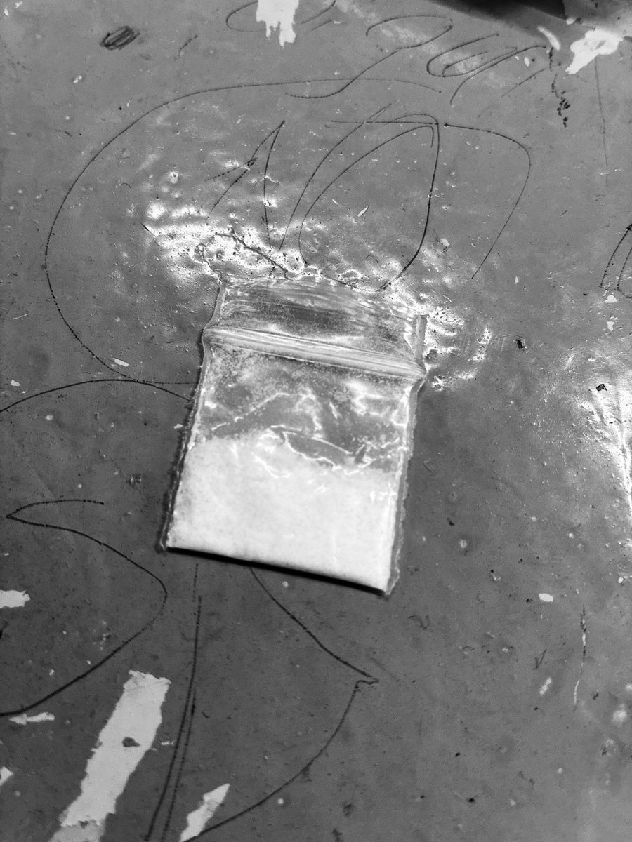 AmorconMdemierd's tweet photo. Bajo dios y nos dió el  #criko como recompensa un mundo tan mierda #drugtwt https://t.co/0bqQINwEZY
