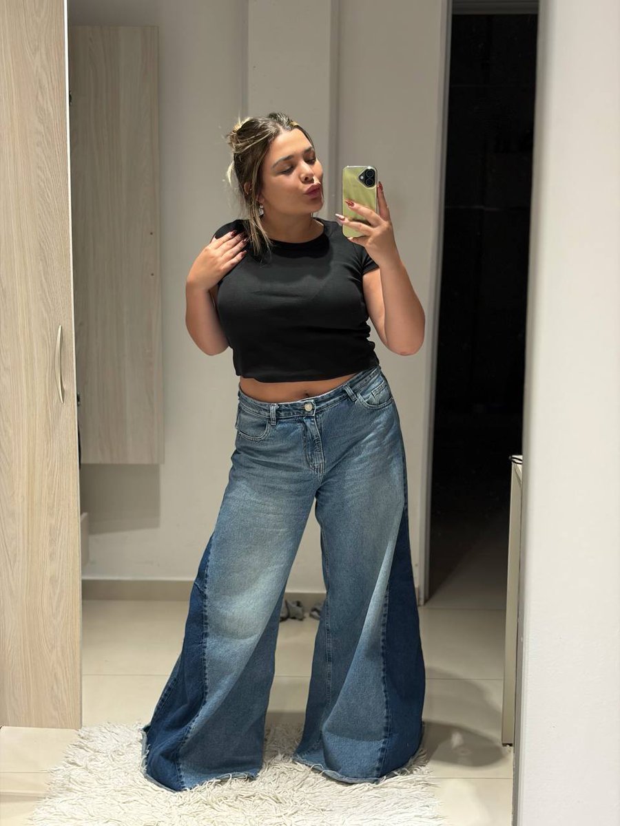 abiludmilla's tweet photo. Started cute… then changed my mind 😏🖤 Which look are you keeping?

#MirrorSelfie #FlirtyVibes #OOTD https://t.co/n0LjKui0BC