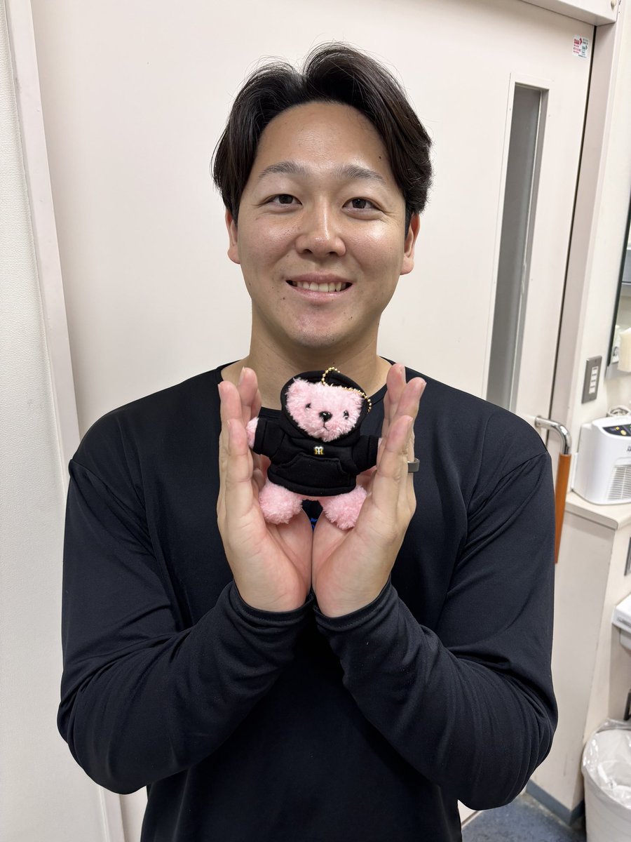 tigersgoodsinfo's tweet photo. 🐯本日のTORAコーデご紹介🐯
  ～✨選手Ver✨～

#木下里都 選手に
JERA セ・リーグ 2026優勝記念 パーカーピンクベアを持ってもらいました🧸

なんと!!
ピンクベアは今回の優勝グッズで初登場のアイテムになっています🩷
いつものユニフォームベアももちろん可愛いですが、ピンクベアも要チェックです👀!!

【皆さんも #TORAコーデ でご自身のコーディネートをポストしてください🐯】

#阪神タイガース 
https://t.co/DAfKx4j5Tw