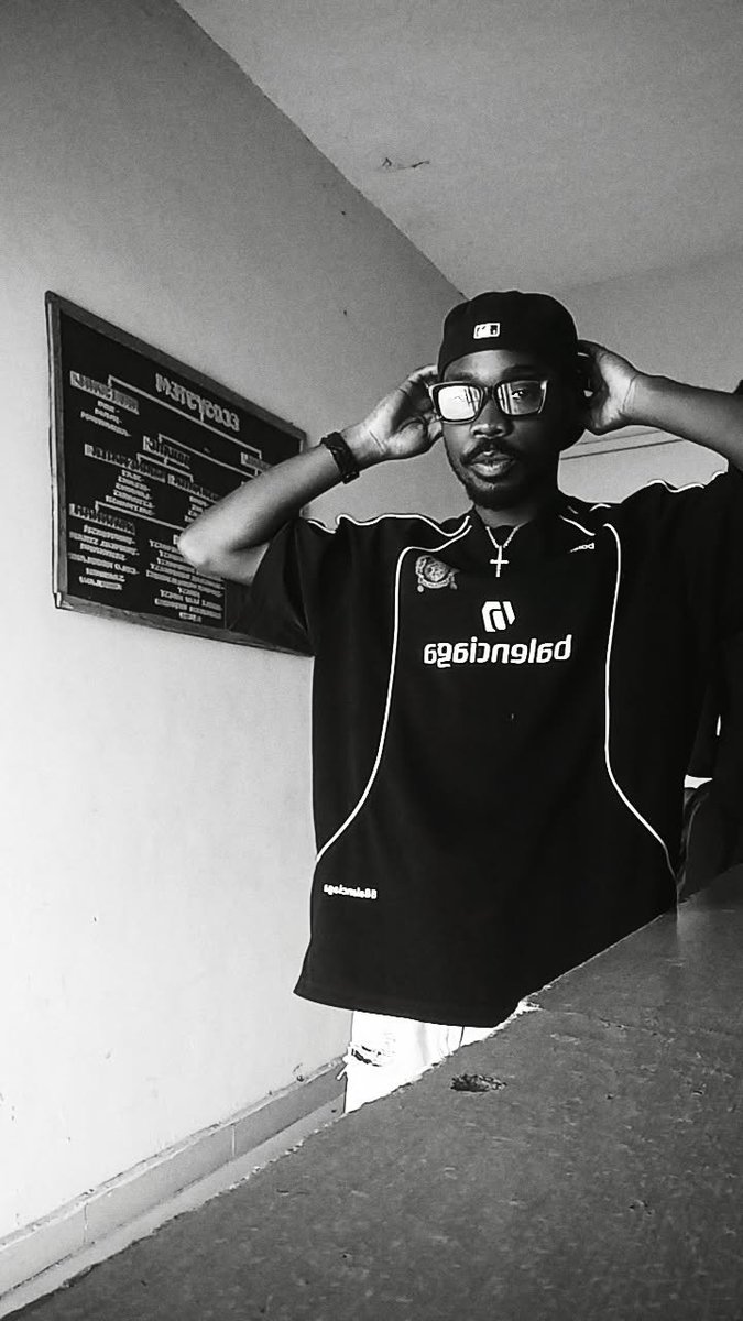 0xAintNormal's tweet photo. Hey Siri Play me 23 by burna boy.🎂 https://t.co/1Fb9Ne7B4P