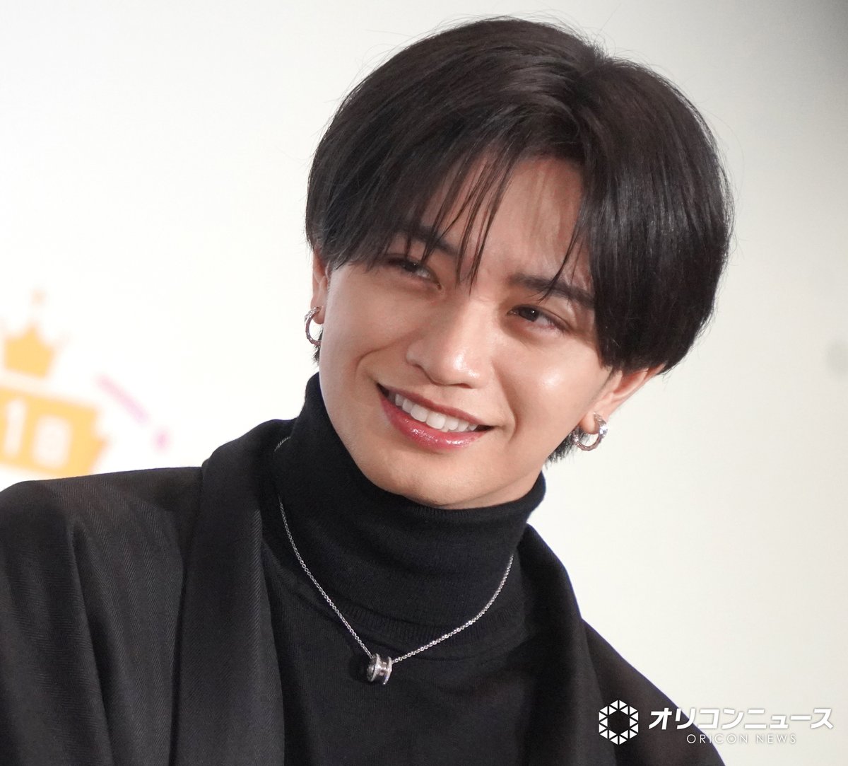 oricon's tweet photo. 中島健人、話題を呼んだ自身考案の
《ライトスティック》への強い想い
⠀
自分のファンのみならず「世界中のアイドルを推してくださっているファンに届くように」
https://t.co/mXk8AhmffQ
⠀
『日本推し活大賞』表彰式に男性アイドル部門の受賞者として登壇。「数ある星のなかで僕という星を 推していただき本当に感謝しています」と喜びを語った。