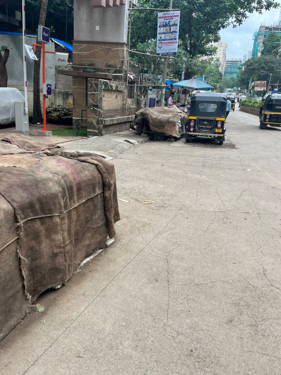 gufransyeed's tweet photo. Royal CRYSTAL  triveni nagar kurar village malad East Mumbai 400097
@mybmcWardPE
@mybmcWardPE 
Ilegal hawker blocking a foothpath
I request to you please take strict action 
@mybmcwardKW
@MumbaiPolice 
Foothpath is a public waking place 
I hope you take a strict action https://t.co/vEXez12qYY