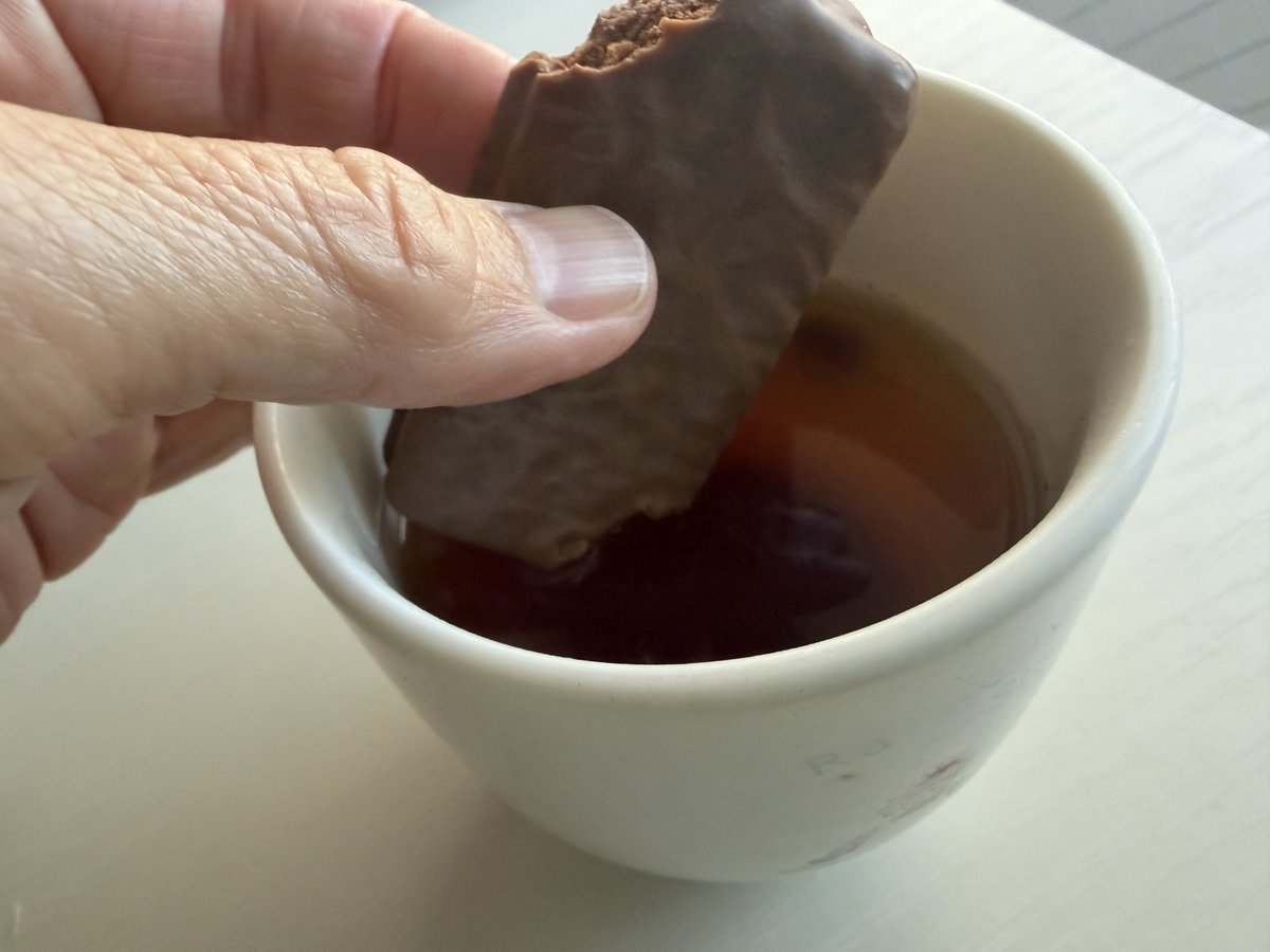 chan4571's tweet photo. ①ティムタムを対角線の端っこをかじっておく。
②少し温かい飲み物を用意。私は紅茶にしました。 
③ティムタムをストロー代わりにして飲み物を吸う  

そうすると温かい飲み物がティムタム全体に染み込み やわらかくなるの。 それを、パクっと！とろとろに溶けたチョコレートが 口の中に広がるよ！ https://t.co/LgqBUEOarq