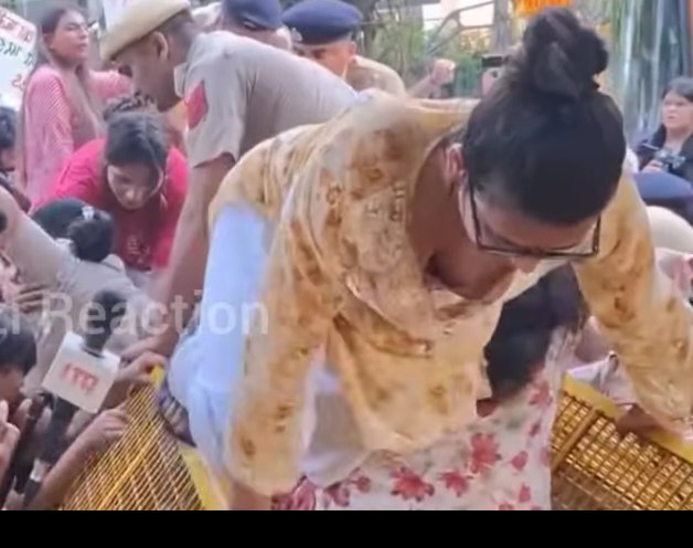 princegupta3456's tweet photo. क्रांति के नाम पर कैमरा ऑन 📸😂
लगता है आंदोलन के साथ-साथ राजनीतिक करियर की तैयारी भी चल रही है! 😄

विरोध करना लोकतांत्रिक अधिकार है, लेकिन क्रांति में भी शालीनता और मर्यादा रहे तो बात ज्यादा असरदार होती है। 🙏🇮🇳
बाकी यहाँ तो क्रांति का लेवल ही अलग दिखाई दे रहा है! 😂🔥

#जंतर_मंतर #Protest #Satire