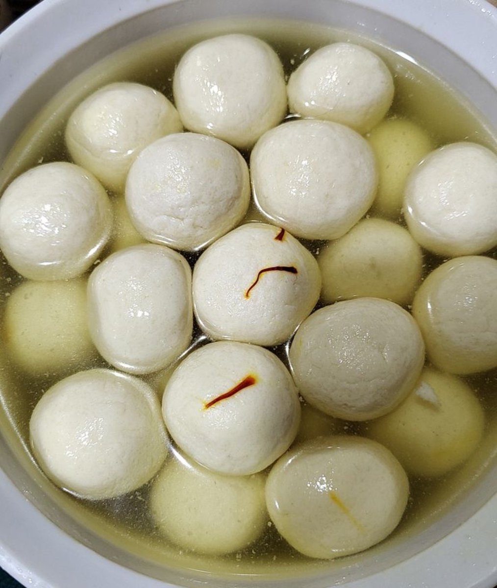 RashmiPariHome's tweet photo. Which one do you like more, Rasgulla or Peda?🤔😋 https://t.co/qpushWW8Op