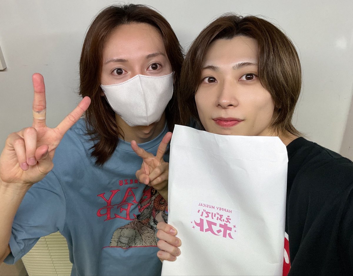 yuga_iwasaki's tweet photo. #えぶホスミュ 稽古でしたー！🍾
センイチ君お楽しみに！！

そして、せいちゃん12月まで一緒だね✌️ https://t.co/01WRjKggSM