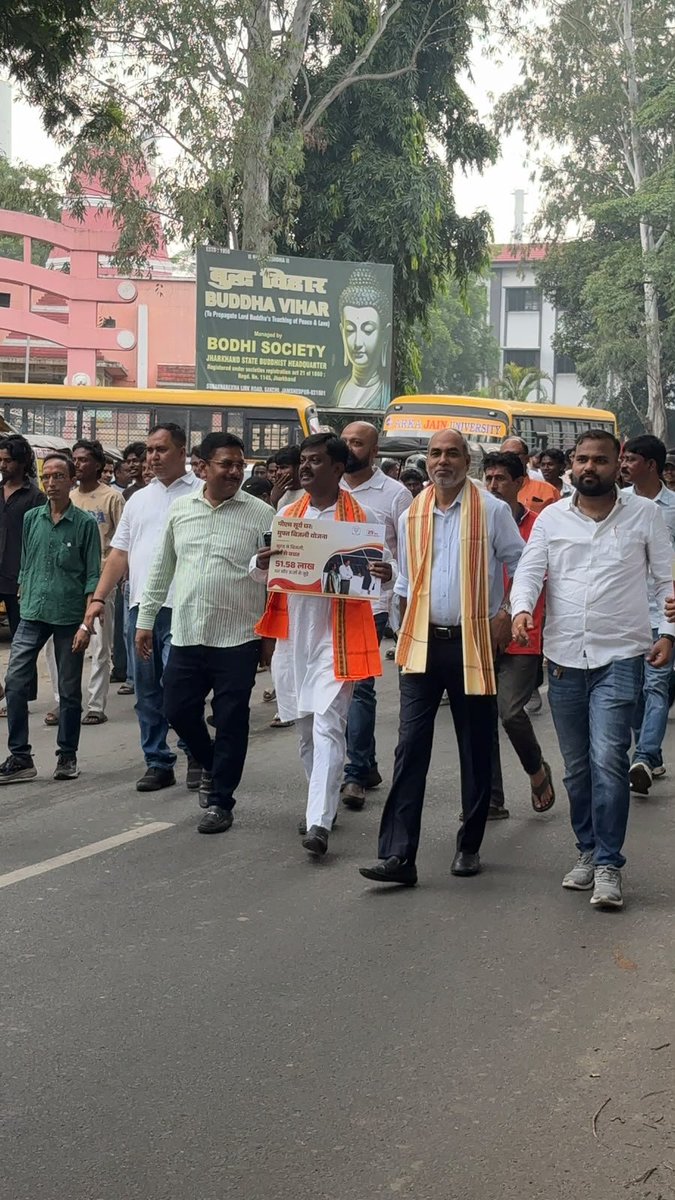 dineshjsrbjp's tweet photo. 🪔 सेवा ज्योति यात्रा एवं विकसित भारत संकल्प सभा 🪔

जमशेदपुर में भाजपा जमशेदपुर महानगर एवं पूर्वी सिंहभूम जिला के संयुक्त तत्वावधान में बोधि टेम्पल मैदान, साकची में आयोजित “सेवा ज्योति यात्रा” कार्यक्रम में सम्मिलित होकर आदरणीय प्रधानमंत्री श्री नरेंद्र मोदी जी के सार्वजनिक जीवन में सेवा एवं समर्पण के 25 वर्ष पूर्ण होने के अवसर पर आयोजित कार्यक्रम में कार्यकर्ताओं के साथ आदरणीय राष्ट्रीय अध्यक्ष श्री नितिन नवीन जी एवं माननीय प्रधानमंत्री श्री नरेंद्र मोदी जी के लाइव संबोधन को सुना।

इस अवसर पर आयोजित “विकसित भारत संकल्प सभा” में उपस्थित सभी कार्यकर्ताओं एवं नागरिकों को वर्ष 2047 तक विकसित भारत के निर्माण का संकल्प दिलाया गया।

कार्यक्रम में मुख्य अतिथि के रूप में झारखंड के पूर्व मुख्यमंत्री श्री रघुवर दास जी, पूर्व प्रदेश अध्यक्ष श्री दिनेशानंद गोस्वामी जी, सांसद श्री विद्युत वरण महतो जी, विधायक श्रीमती पूर्णिमा साहू जी सहित पार्टी के वरिष्ठ पदाधिकारी, जनप्रतिनिधि एवं बड़ी संख्या में कार्यकर्ता उपस्थित रहे।

कार्यक्रम की अध्यक्षता जमशेदपुर महानगर जिलाध्यक्ष श्री संजीव सिन्हा जी एवं पूर्वी सिंहभूम जिलाध्यक्ष श्री सत्या तिवारी जी ने की।

कार्यक्रम के पश्चात कार्यकर्ताओं के उत्साह और जनभागीदारी के साथ भव्य “सेवा ज्योति यात्रा” निकाली गई। यह यात्रा प्रधानमंत्री जी के सेवा, समर्पण और राष्ट्र निर्माण के 25 वर्षों की प्रेरणादायी यात्रा का प्रतीक बनी।

आइए, सेवा और समर्पण की इस ज्योति को आगे बढ़ाते हुए वर्ष 2047 तक विकसित, आत्मनिर्भर एवं सशक्त भारत के निर्माण में अपना योगदान देने का संकल्प लें। 🇮🇳🪔

#सेवा_ज्योति_यात्रा #विकसित_भारत #2047_का_संकल्प #25YearsOfSeva #SevaSamarpan #NarendraModi #BJPJharkhand #BJPJamshedpur
