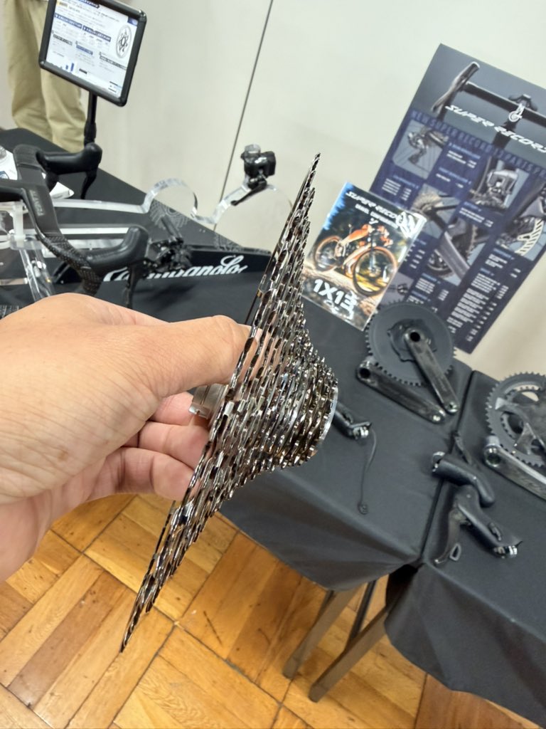 u2bikes's tweet photo. Campmgnoloは淡々と
自分達の個性ある製品をつくり続けている。
造形美とオリジナリティなら🤲
今も昔もカンパは芸術的で機能的
選ばれし者が手にするコンポ⚙
#ロードバイク #campmgnolo https://t.co/Gh2FrXgmsa