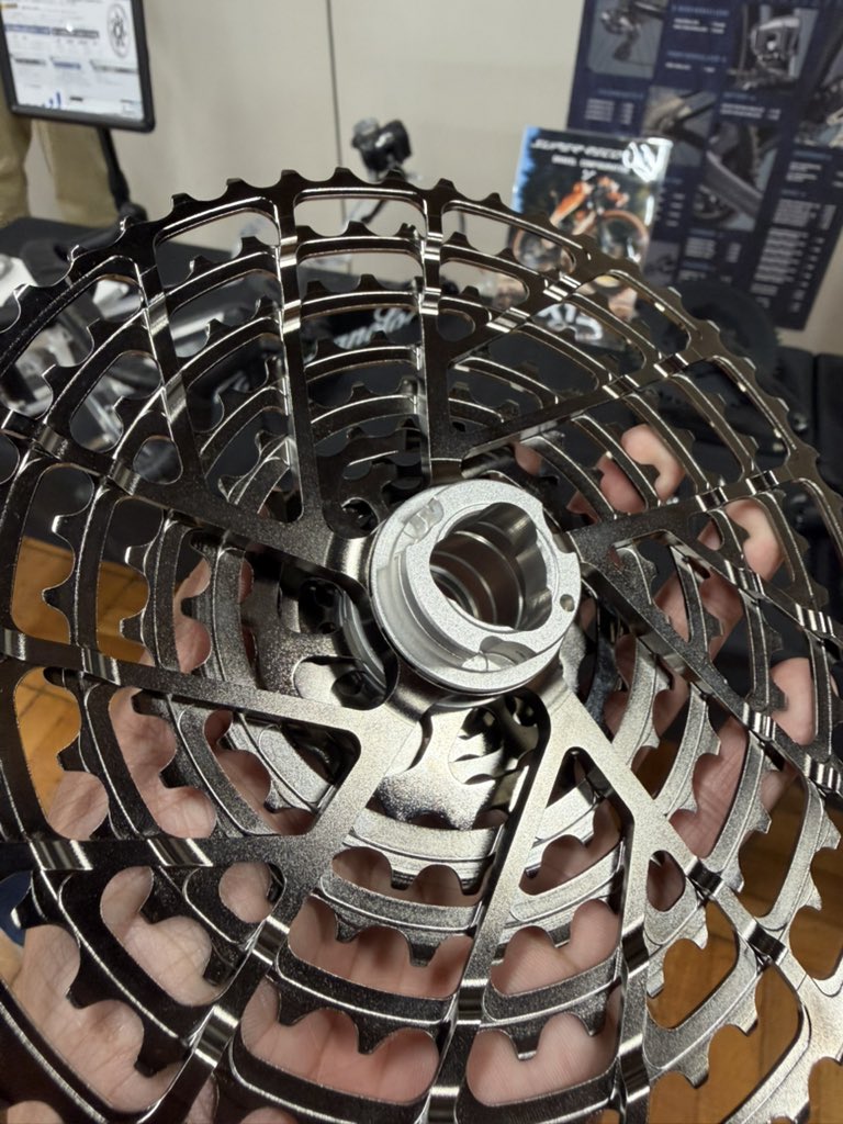 u2bikes's tweet photo. Campmgnoloは淡々と
自分達の個性ある製品をつくり続けている。
造形美とオリジナリティなら🤲
今も昔もカンパは芸術的で機能的
選ばれし者が手にするコンポ⚙
#ロードバイク #campmgnolo https://t.co/Gh2FrXgmsa