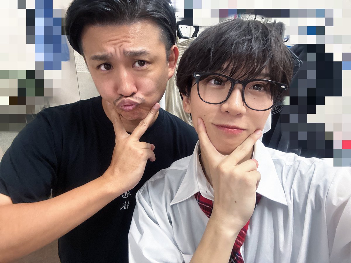 parademia_info's tweet photo. ━━━━━━━━━━━━━━━
#パラ日誌 No.192　日直：日向利武
━━━━━━━━━━━━━━━

こんにちは！　りむです☺︎
今日は、初の全校集会のお話をしたいと思います😌

佐藤さんとのツーショ添えておきます📸
これからいろんなお笑いを勉強させてもらいます！！　絶対面白い男になってみせるんだぁぁぁぁ！

全校集会は、カバー曲をやったりトークパートがあったりと普段のライブとは違うPARADEMIAを魅せれたなって思う！！
まだ自分たちの曲が少ない分カバー曲をやることが多いけど、カバーってすごく勉強になるし今回はラップもすることができて楽しかった😉

トークパートは、正直あまり得意じゃないから日々成長していきたいなの気持ちであります💭
こうやってチャレンジして勉強できる環境がとてもありがたい😏
今回特技披露でカズーをやったんだけど、汎用性高いからいい買い物したなと思ってる笑
特技といいつつも結構誰でもできるし安いので気になる人はぜひ買ってみて！笑

そしてついにファンネームが決定しました！！
これからみなさんは、僕たちの『クラスメイト』になります！！
僕ファンネームというものをずっとつけたいって思いがあったから初めてファンネームがあることがとても嬉しい✌︎
これからは、みんなのこと『クラスメイト』って呼んでいくから慣れてね👀

まだコールアンドレスポンス動画出たばっかなのにLIVE中にたくさん声出してくれて嬉しかったしこれからいいライブを作っていけるなって自信にも繋がった！！
それに応援ボードも作ってくれててすごく嬉しかった🤤
客降りしたときの撮可動画も載せてくれると嬉しいなー！！
一緒に楽しい時間を作ってくれて幸。

この定期公演は毎月みんなに会えるホームにしていけたらいいなって思うし、一瞬一瞬が大切だからこそ後悔のないように日々過ごしていきます😌

最後まで読んでくれてありがとう！

日向利武

#パラデミア #日向利武 
🏫メンバーアカウント：@parademia_mmb