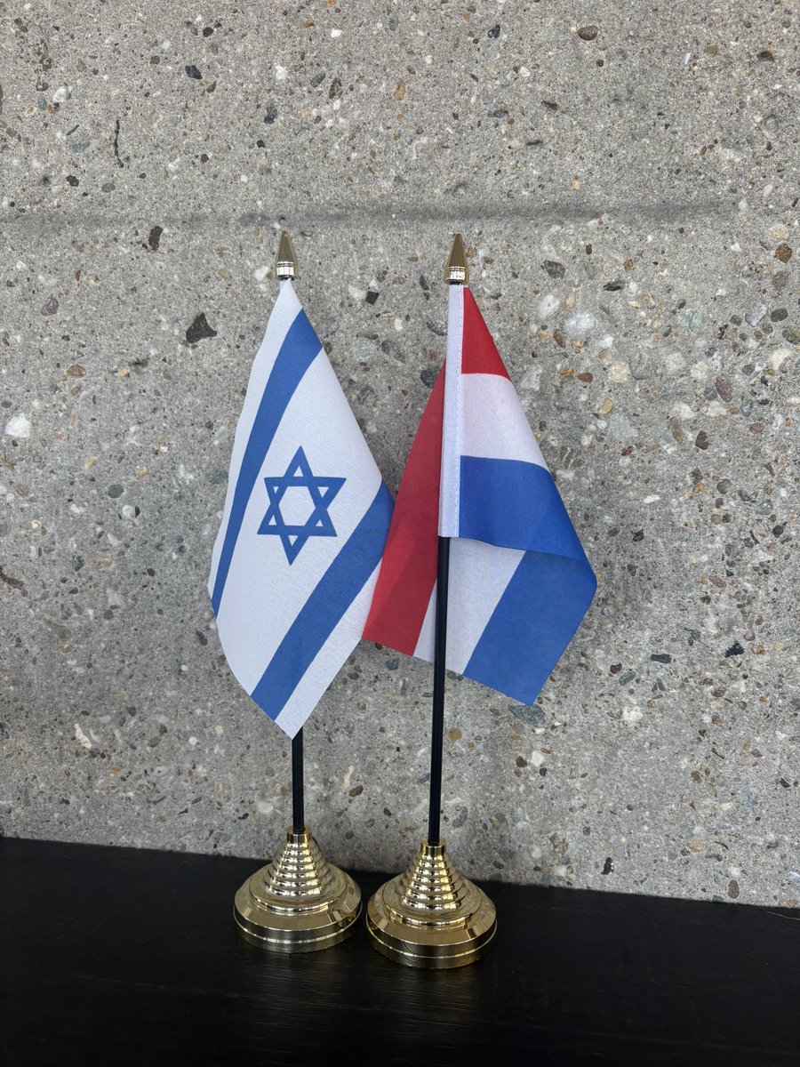 chris_stoffer's tweet photo. 7 oktober 2023: een dag die ik nooit zal vergeten. Meer dan 1200 onschuldige mensen vermoord. Meer dan 250 onschuldige mensen gegijzeld.

Vandaag staan we stil bij de slachtoffers en hun nabestaanden. In verbondenheid met het joodse volk in Israël en in Nederland.  🇮🇱 🇳🇱 https://t.co/qD9mFq9yOU