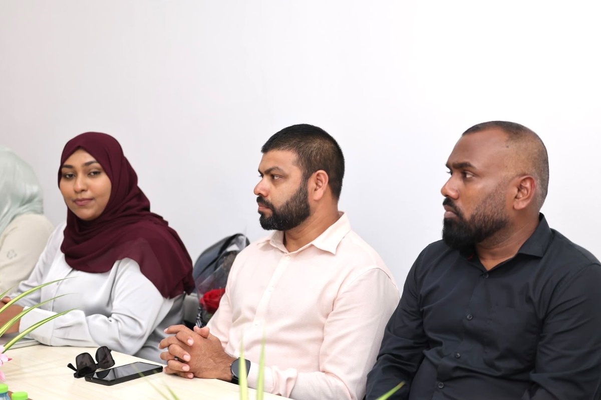 MoHmv's tweet photo. މިނިސްޓަރ @geelaali  ، ނ.މަނަދޫ އަތޮޅު ހޮސްޕިޓަލުގެ އިސްވެރިން އަދި މުވައްޒަފުންނާ ބައްދަލުކުރައްވާ، ޞިއްޙީ ޚިދުމަތް ދިނުމަށް ދިމާވާ ގޮންޖެހުންތައް އޮޅުންފިލުވާ، ޚިދުމަތް އިތުރަށް ފުރިހަމަ ކުރެވޭނެ ގޮތްތަކާ ބެހޭ ގޮތުން މަޝްވަރާ ކުރައްވައިފި.

@noonuhospital https://t.co/BvUIhjFemR