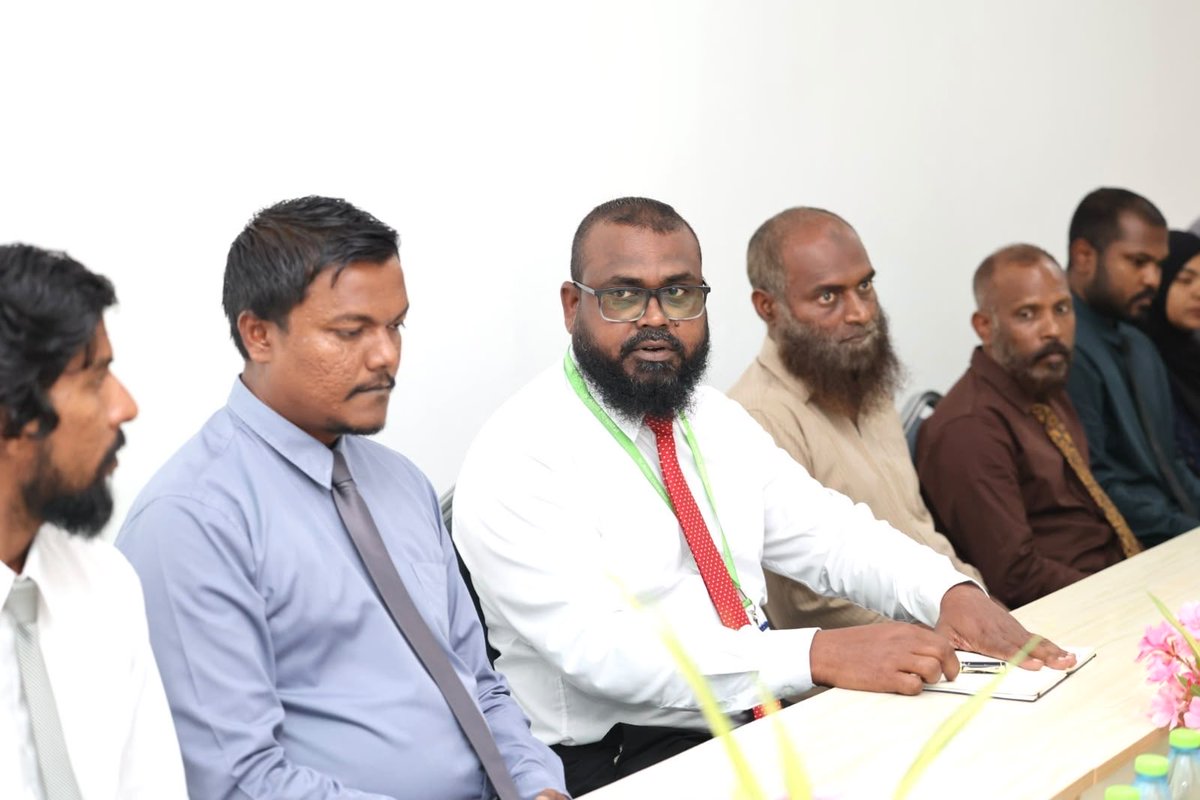 MoHmv's tweet photo. މިނިސްޓަރ @geelaali  ، ނ.މަނަދޫ އަތޮޅު ހޮސްޕިޓަލުގެ އިސްވެރިން އަދި މުވައްޒަފުންނާ ބައްދަލުކުރައްވާ، ޞިއްޙީ ޚިދުމަތް ދިނުމަށް ދިމާވާ ގޮންޖެހުންތައް އޮޅުންފިލުވާ، ޚިދުމަތް އިތުރަށް ފުރިހަމަ ކުރެވޭނެ ގޮތްތަކާ ބެހޭ ގޮތުން މަޝްވަރާ ކުރައްވައިފި.

@noonuhospital https://t.co/BvUIhjFemR