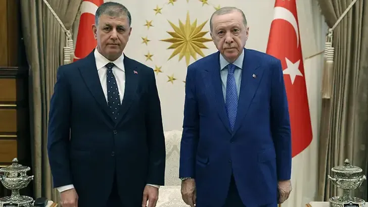 t24_com_tr's tweet photo. 🔴 AKP'ye geçen Cemil Tugay'ın ocak ayında T24'e verdiği demeç:

💬 "Bir dünya görüşüm var. AKP'ye geçsem yakın çevremdekiler yüzüme bakmaz. Annem 'Seni evlatlıktan reddederim' dedi. Eşim 'Seni boşarım' dedi. AKP'nin şimdiki yönetim anlayışıyla bir şey yapmak mümkün mü?"

https://t.co/zd2RrtgljA

https://t.co/EVuqivGTz0