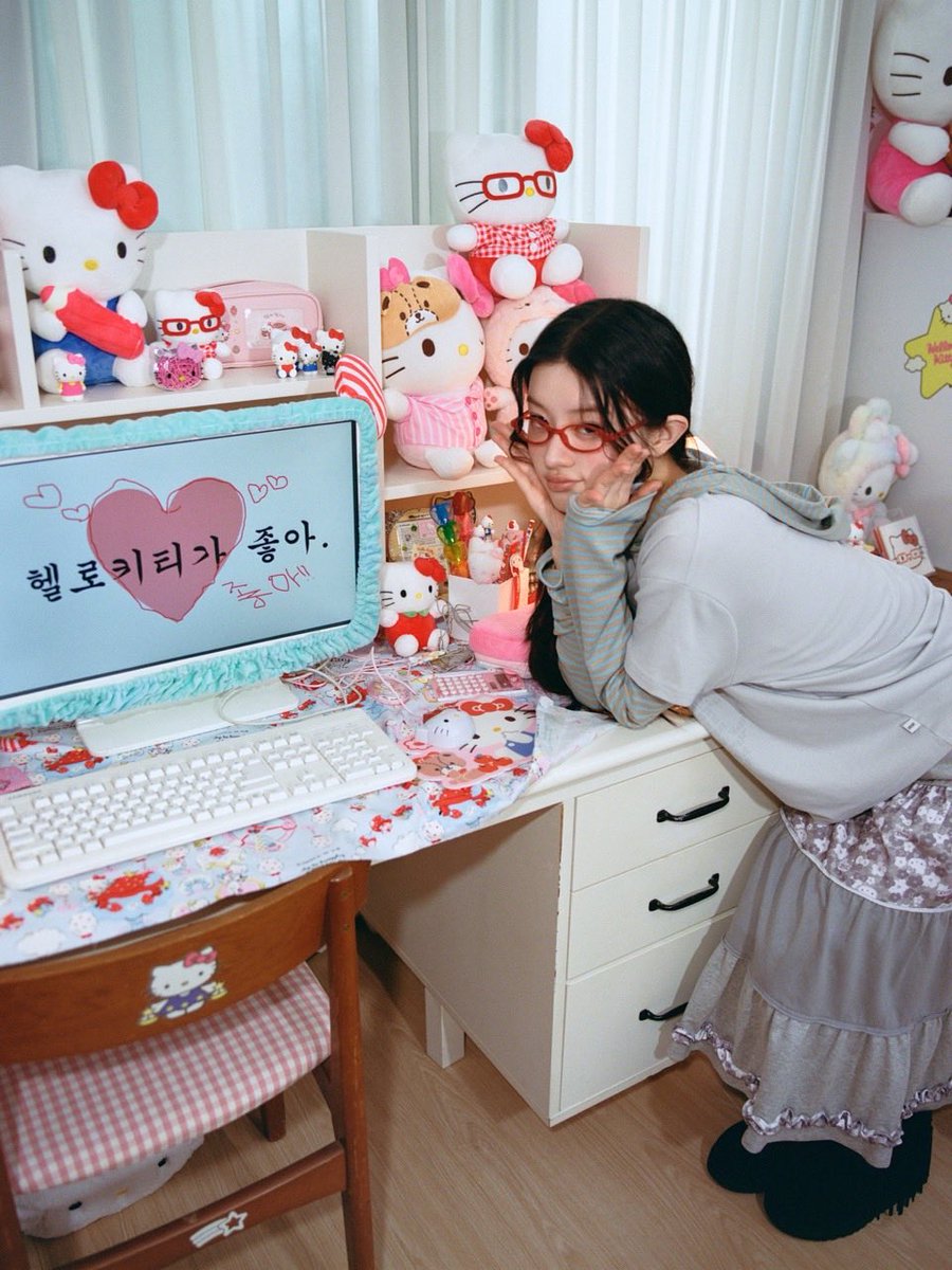 aeae_official's tweet photo. aeae x HELLO KITTY COLLECTION 
「COME AS YOU ARE」

‘COME AS YOU ARE’는 자신의 취향을 숨기거나 덜어내지 않고
좋아하는 것을 있는 그대로 드러내는 한 소녀를 담았습니다.

타인의 시선보다 내가 무엇을 좋아하는지를 기준으로 선택하고
때로는 이해받지 못하거나 낯설게 보일 수 있는 것까지도 
거리낌 없이 받아들입니다.

좋아하는 것에 깊이 몰입하고
남들의 기준에 맞추기보다 자신의 방식대로 마음껏 즐기는 소녀.
그녀가 자유롭고 당당한 태도로 취향을 온전히 즐기는 순간을 담았습니다.

가장 나다운 모습으로, COME AS YOU ARE!

Model : ILLIT MINJU @ illit_official 
Directed by 2eehyein @2eehyein
Photographer : 2eehyein @2eehyein
Photo Assistant : Sungsoo Keem, Jeemin Choi
Assistant Director : Youmin Park, Heewon Yu
Sketch Photographer : Chanyoung Lee @_chanyounglee

Production House : NEWYEAR* @newyear.asia
Executive Producer : Sebong Oh
Producer : Bom Kang, Donghyun Jeong, Subeom Kim
Production Assistant : Daeyoung Son, Wooyoung Nam

Director of Photography : Andy Iere Kim @illuminatek
1st AC : Juyoung An
2nd AC : Younji Choi
DIT : Yusun Yun
3rd AC : Hanegil Heo

Gaffer : Kyungho Oh @kyungho_oh
1st Assistant : Junha Ye
2nd Assistant : Beomyoon An
3rd Assistant : Hajin Lee, Hugyeom Kim, Juho Jung

Art Department : AKHET (아케트)
Art Director : Yeabyul Jeon @yeabyul
Art Team : Yuri Yoon, Jieun Lee, Ohmin Kwon, Seyoung Na, Jiwoo Hong

Styling : Hyunha Lee @lee.hyunha
Make-up : Jiwon Moon @mooondddddd
Hair : Gunwoong Na @ralkinghair

Sound Mixer : Yujin Seo @tetraaapod

2D Graphics & AI Sound : Nahyun Hwangbo (NEWYEAR*) @hwangbonahyun

DI : CAPRA @capra.official.colour

Cleaning : Seungwon Jun (a clean sweep) @acleansweepoffice