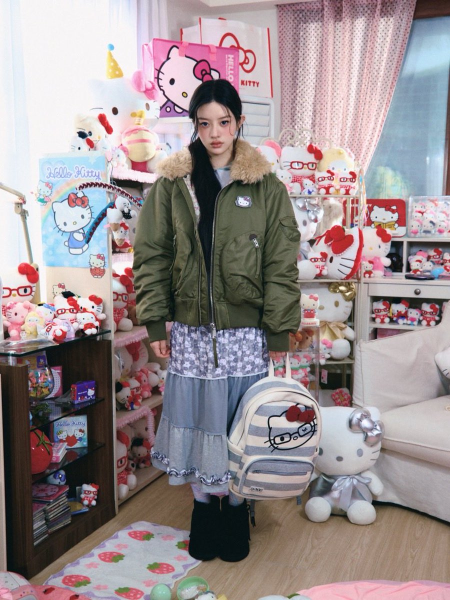 aeae_official's tweet photo. aeae x HELLO KITTY COLLECTION 
「COME AS YOU ARE」

‘COME AS YOU ARE’는 자신의 취향을 숨기거나 덜어내지 않고
좋아하는 것을 있는 그대로 드러내는 한 소녀를 담았습니다.

타인의 시선보다 내가 무엇을 좋아하는지를 기준으로 선택하고
때로는 이해받지 못하거나 낯설게 보일 수 있는 것까지도 
거리낌 없이 받아들입니다.

좋아하는 것에 깊이 몰입하고
남들의 기준에 맞추기보다 자신의 방식대로 마음껏 즐기는 소녀.
그녀가 자유롭고 당당한 태도로 취향을 온전히 즐기는 순간을 담았습니다.

가장 나다운 모습으로, COME AS YOU ARE!

Model : ILLIT MINJU @ illit_official 
Directed by 2eehyein @2eehyein
Photographer : 2eehyein @2eehyein
Photo Assistant : Sungsoo Keem, Jeemin Choi
Assistant Director : Youmin Park, Heewon Yu
Sketch Photographer : Chanyoung Lee @_chanyounglee

Production House : NEWYEAR* @newyear.asia
Executive Producer : Sebong Oh
Producer : Bom Kang, Donghyun Jeong, Subeom Kim
Production Assistant : Daeyoung Son, Wooyoung Nam

Director of Photography : Andy Iere Kim @illuminatek
1st AC : Juyoung An
2nd AC : Younji Choi
DIT : Yusun Yun
3rd AC : Hanegil Heo

Gaffer : Kyungho Oh @kyungho_oh
1st Assistant : Junha Ye
2nd Assistant : Beomyoon An
3rd Assistant : Hajin Lee, Hugyeom Kim, Juho Jung

Art Department : AKHET (아케트)
Art Director : Yeabyul Jeon @yeabyul
Art Team : Yuri Yoon, Jieun Lee, Ohmin Kwon, Seyoung Na, Jiwoo Hong

Styling : Hyunha Lee @lee.hyunha
Make-up : Jiwon Moon @mooondddddd
Hair : Gunwoong Na @ralkinghair

Sound Mixer : Yujin Seo @tetraaapod

2D Graphics & AI Sound : Nahyun Hwangbo (NEWYEAR*) @hwangbonahyun

DI : CAPRA @capra.official.colour

Cleaning : Seungwon Jun (a clean sweep) @acleansweepoffice