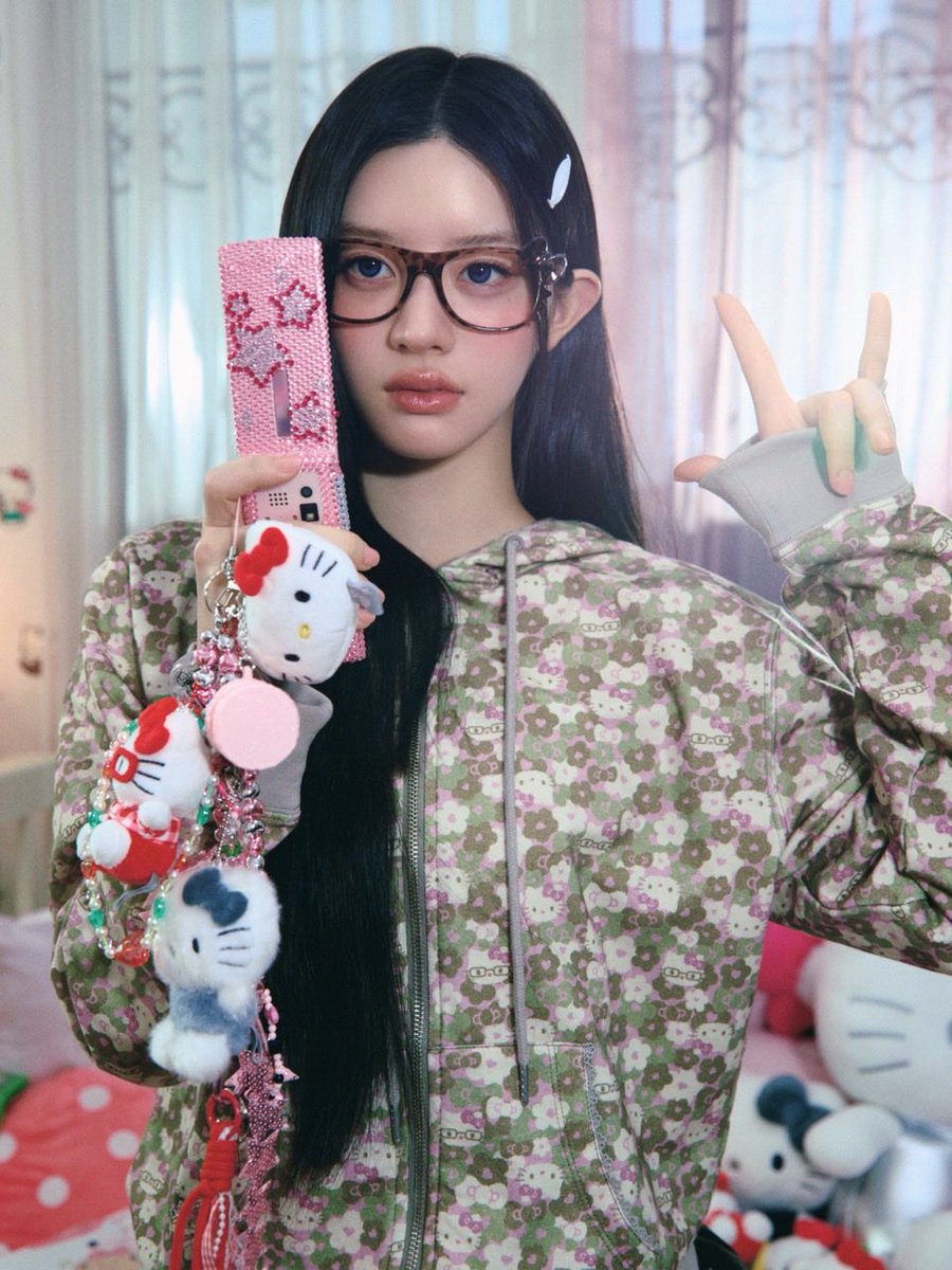 aeae_official's tweet photo. aeae x HELLO KITTY COLLECTION 
「COME AS YOU ARE」

‘COME AS YOU ARE’는 자신의 취향을 숨기거나 덜어내지 않고
좋아하는 것을 있는 그대로 드러내는 한 소녀를 담았습니다.

타인의 시선보다 내가 무엇을 좋아하는지를 기준으로 선택하고
때로는 이해받지 못하거나 낯설게 보일 수 있는 것까지도 
거리낌 없이 받아들입니다.

좋아하는 것에 깊이 몰입하고
남들의 기준에 맞추기보다 자신의 방식대로 마음껏 즐기는 소녀.
그녀가 자유롭고 당당한 태도로 취향을 온전히 즐기는 순간을 담았습니다.

가장 나다운 모습으로, COME AS YOU ARE!

Model : ILLIT MINJU @ illit_official 
Directed by 2eehyein @2eehyein
Photographer : 2eehyein @2eehyein
Photo Assistant : Sungsoo Keem, Jeemin Choi
Assistant Director : Youmin Park, Heewon Yu
Sketch Photographer : Chanyoung Lee @_chanyounglee

Production House : NEWYEAR* @newyear.asia
Executive Producer : Sebong Oh
Producer : Bom Kang, Donghyun Jeong, Subeom Kim
Production Assistant : Daeyoung Son, Wooyoung Nam

Director of Photography : Andy Iere Kim @illuminatek
1st AC : Juyoung An
2nd AC : Younji Choi
DIT : Yusun Yun
3rd AC : Hanegil Heo

Gaffer : Kyungho Oh @kyungho_oh
1st Assistant : Junha Ye
2nd Assistant : Beomyoon An
3rd Assistant : Hajin Lee, Hugyeom Kim, Juho Jung

Art Department : AKHET (아케트)
Art Director : Yeabyul Jeon @yeabyul
Art Team : Yuri Yoon, Jieun Lee, Ohmin Kwon, Seyoung Na, Jiwoo Hong

Styling : Hyunha Lee @lee.hyunha
Make-up : Jiwon Moon @mooondddddd
Hair : Gunwoong Na @ralkinghair

Sound Mixer : Yujin Seo @tetraaapod

2D Graphics & AI Sound : Nahyun Hwangbo (NEWYEAR*) @hwangbonahyun

DI : CAPRA @capra.official.colour

Cleaning : Seungwon Jun (a clean sweep) @acleansweepoffice
