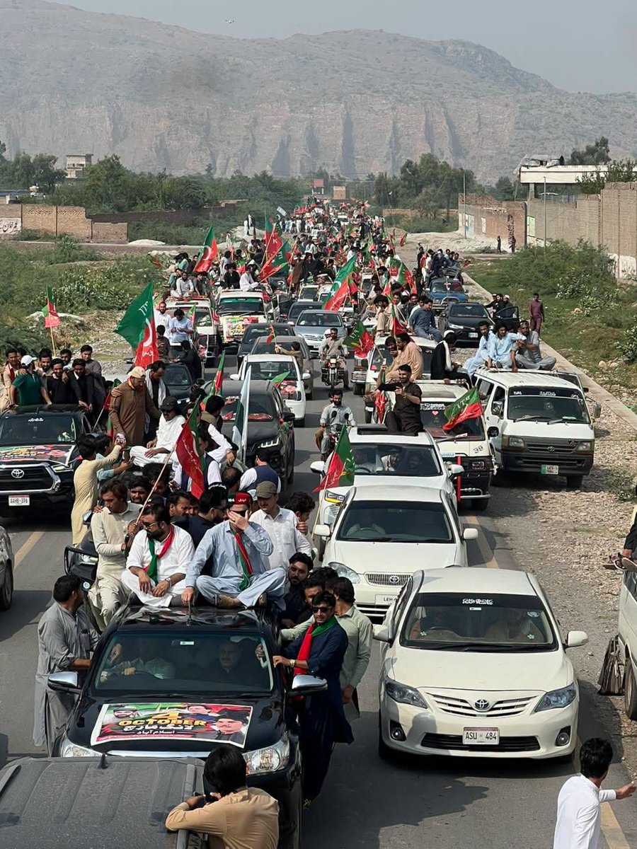 ahmad__bobak's tweet photo. یہ لانگ مارچ کا قافلہ نہیں بلکہ یہ خیبر کے ایک صوبائی حلقے کے قافلے کے مناظر ہیں، یہ قافلہ لانگ مارچ میں شمولیت کیلئے نکلا ہے

اس تاریخی قافلے کی قیادت عبدالغنی آفریدی کررہے ہیں https://t.co/UUaOwKNgPp