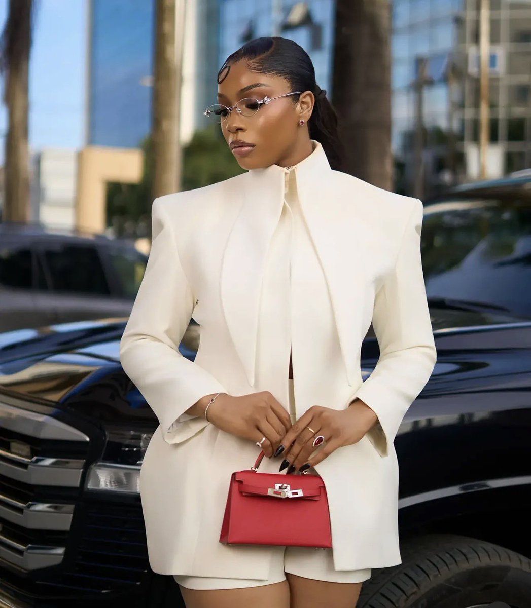 Odudu769457's tweet photo. The Hermes mini Kelly bag and the Christian Louboutin heels Neche is wearing is enough to make Godessa  Temi Sheba and their fans to go mad 

#BBNaija https://t.co/psgt1tpbPN