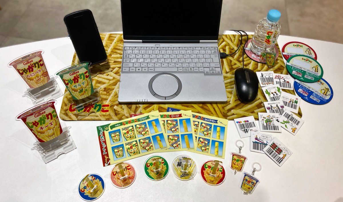 Calbee_JP's tweet photo. おいしそうで可愛くておいしそうなグッズがいっぱい「じゃがりこオンラインくじ」
コースターやスマホスタンド等のお家で使える物から、いつも一緒♡キーチャームまでバラエティ豊か😉

くじにいつチャレンジする？よくじつ？
いやいや そくじ🦒

販売先は引用元をチェック✨ https://t.co/HTwBq3wDE5