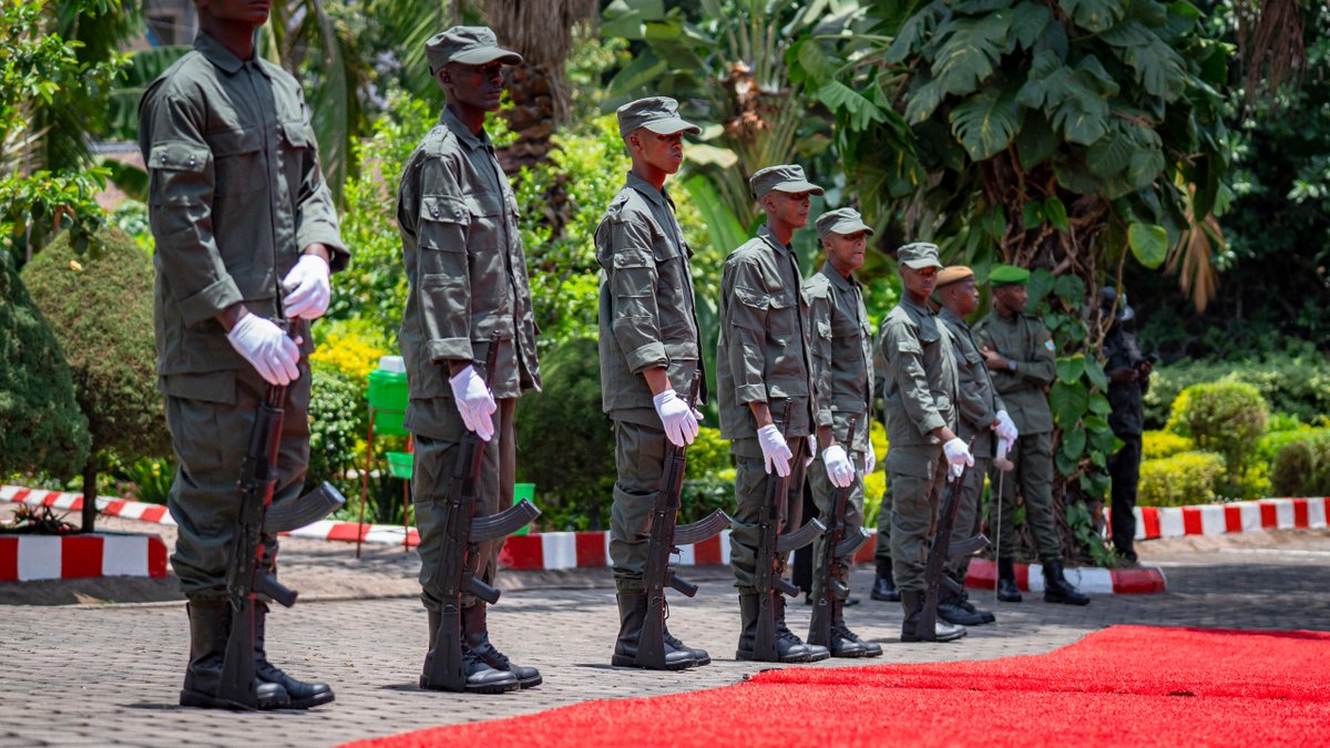 FRNCongo's tweet photo. LA LANGUE KINYARWANDA ET LE SWAHILI NE FONT PAS D’UN CONGOLAIS UN ÉTRANGER

La question de l’armée rwandaise au Congo dans les zones libérées et administrées par l’AFC/M23, c'est une manipulation, et les mensonges du régime de Kinshasa révèlent une véritable politique de discrimination, d’exclusion, de division et de stigmatisation du régime de Kinshasa. Pour ce régime, tout Congolais qui parle le kinyarwanda et le swahili est automatiquement présenté comme un Rwandais, alors que l’histoire de notre pays démontre clairement l’existence de communautés congolaises qui parlent ces langues, notamment des Tutsis congolais.

Le régime de Kinshasa a ainsi entretenu, auprès de la communauté nationale et internationale, le récit mensonger selon lequel des Congolais qui luttent au sein de l’AFC/M23 pour survivre à un génocide planifié par le régime de Kinshasa seraient des étrangers venus du Rwanda. Ce discours, fondé sur l’amalgame entre langue, identité et nationalité, contribue à alimenter et à faciliter l’idéologie génocidaire du régime de Kinshasa. Voilà pourquoi son idéologie de stigmatisation et de division au sein de la société congolaise commence même à tromper la communauté internationale et les Nations unies.

Tous ces rapports et accusations concernant nos pays voisins, ainsi que les allégations de soutiens extérieurs, encouragent l’idée génocidaire du régime de Kinshasa d’exterminer les communautés swahiliphones et les communautés tutsies congolaises.

Présenter systématiquement les Congolais parlant le kinyarwanda qui sont dans l’Armée révolutionnaire congolaise (ARC) comme des étrangers ou des envahisseurs constitue une forme d’idéologie de discrimination et d’exclusion, qui ne peut qu’aggraver les fractures que le régime de Kinshasa a installées dans notre pays.

Dans les zones libérées et administrées par l’AFC/M23, le fait de parler kinyarwanda ou une autre langue ne constitue pas, en soi, un motif de division. Les populations congolaises de différentes communautés et origines linguistiques vivent ensemble et cohabitent dans un même espace. La langue que parle un Congolais ne devrait jamais suffire à lui retirer son identité congolaise ni ses droits.

Le Congo est une nation plurielle. Sa diversité linguistique, culturelle et communautaire devrait être considérée comme une richesse nationale et non comme un instrument de suspicion, d’exclusion ou de stigmatisation. Aucun Congolais ne devrait être transformé en étranger dans son propre pays simplement parce qu’il parle le kinyarwanda ou le swahili.