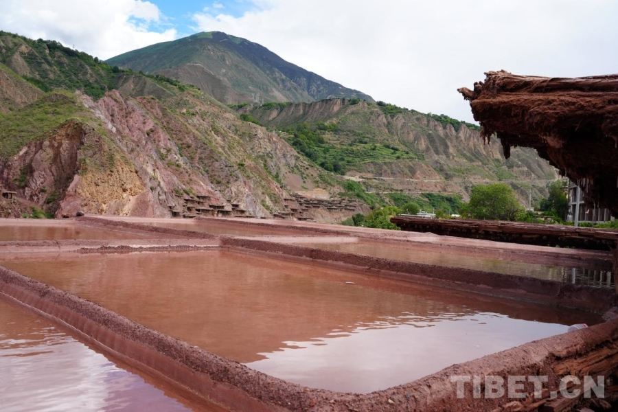 CNTibetNews's tweet photo. 🧂 Naxi Ethnic Township in Markam County, #Chamdo, Xizang, sits along the banks of the #LancangRiver. Local #salt production dates back to the Tang Dynasty and has continued for over 1,300 years.
☀️Built along the mountainside, the salt pans have wooden-pillar frames and packed-e https://t.co/GeUCy89oNR