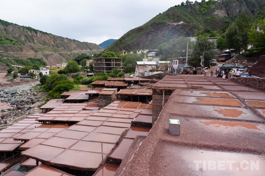 CNTibetNews's tweet photo. 🧂 Naxi Ethnic Township in Markam County, #Chamdo, Xizang, sits along the banks of the #LancangRiver. Local #salt production dates back to the Tang Dynasty and has continued for over 1,300 years.
☀️Built along the mountainside, the salt pans have wooden-pillar frames and packed-e https://t.co/GeUCy89oNR