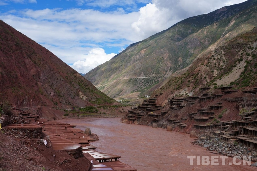 CNTibetNews's tweet photo. 🧂 Naxi Ethnic Township in Markam County, #Chamdo, Xizang, sits along the banks of the #LancangRiver. Local #salt production dates back to the Tang Dynasty and has continued for over 1,300 years.
☀️Built along the mountainside, the salt pans have wooden-pillar frames and packed-e https://t.co/GeUCy89oNR