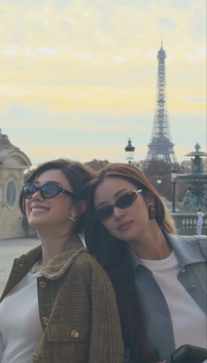ecbae_'s tweet photo. Is this the close Lenamiu x Eiffel tower picture that we get????

#CHANELSS27xLenaMiu
#LenaMiu #ลีน่าหมิว https://t.co/pLcMgvWTxa