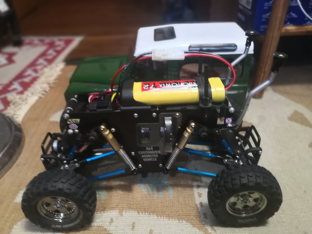 nerve609's tweet photo. 放置していたディフェンダーのボディを塗ってTLT-1 マックスクライマーのホイルベースを6cm延長してマグネットとマジックテープで取り付けた https://t.co/6s5IM0iVFk