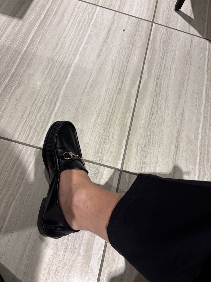 fireojisandesu's tweet photo. ブランドが好きなわけじゃないけど、このGUCCIのホースビットローファー、優秀すぎると思う。かかとを踏んでも大丈夫。久しぶりの大当たりな買い物。ストレッチ並みに皮が柔らかく、履き心地も最高！贅沢させて頂いています…感謝！ https://t.co/Is1oSHQNJB